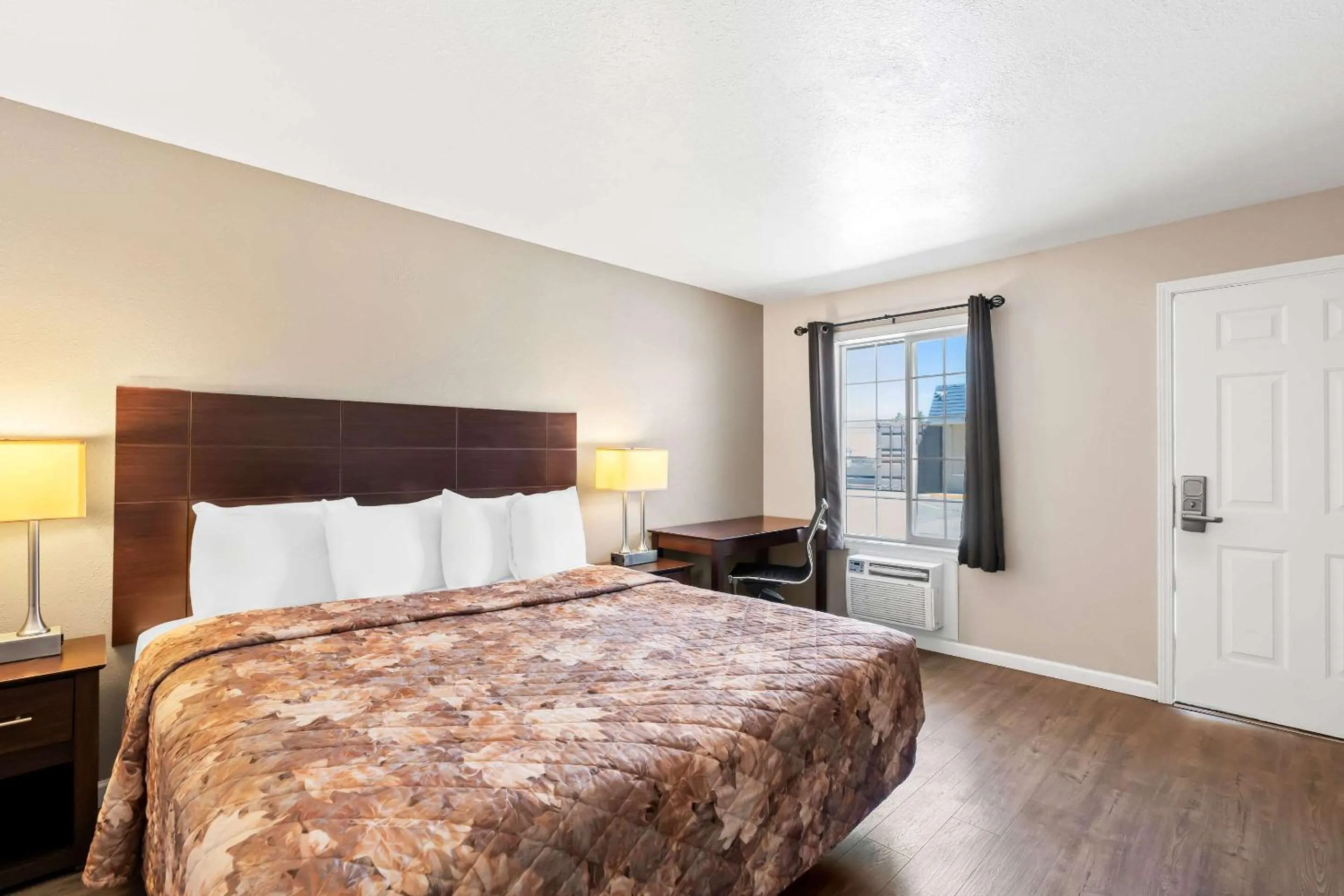 Bedroom, Bed in Rodeway Inn Hermiston - Umatilla