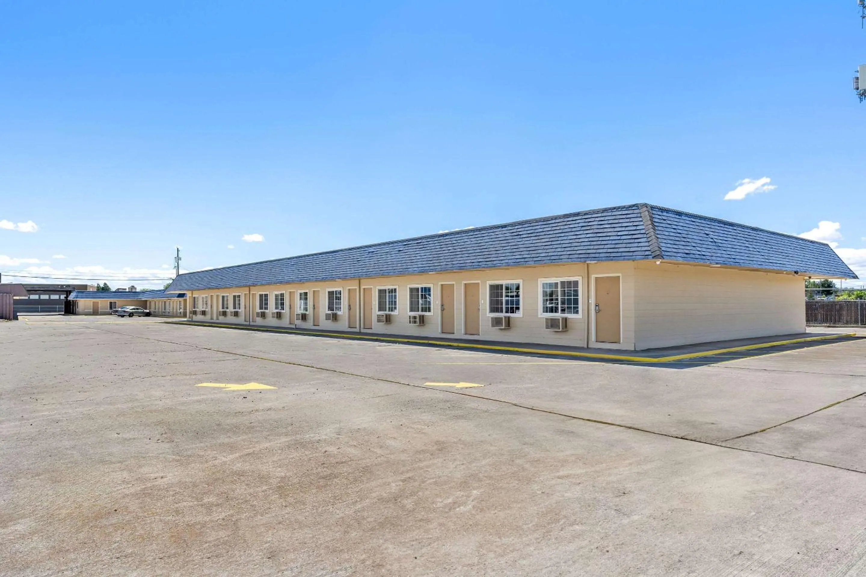 Property building in Rodeway Inn Hermiston - Umatilla