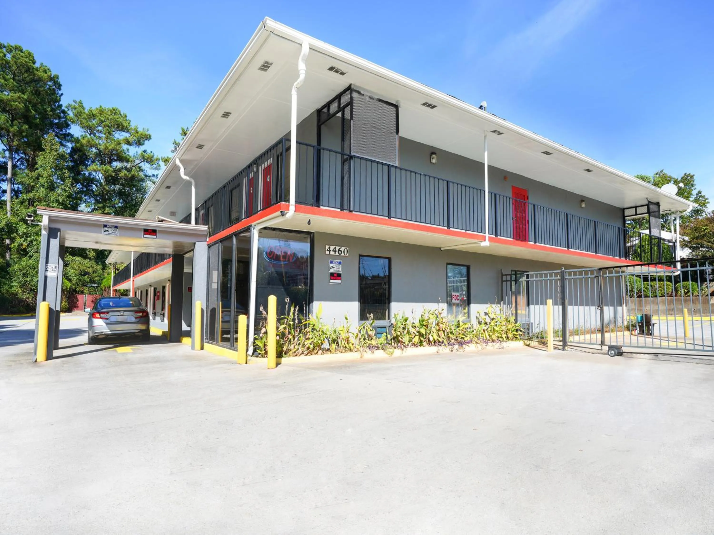 Property building in OYO Hotel Decatur I-285 The Perimeter