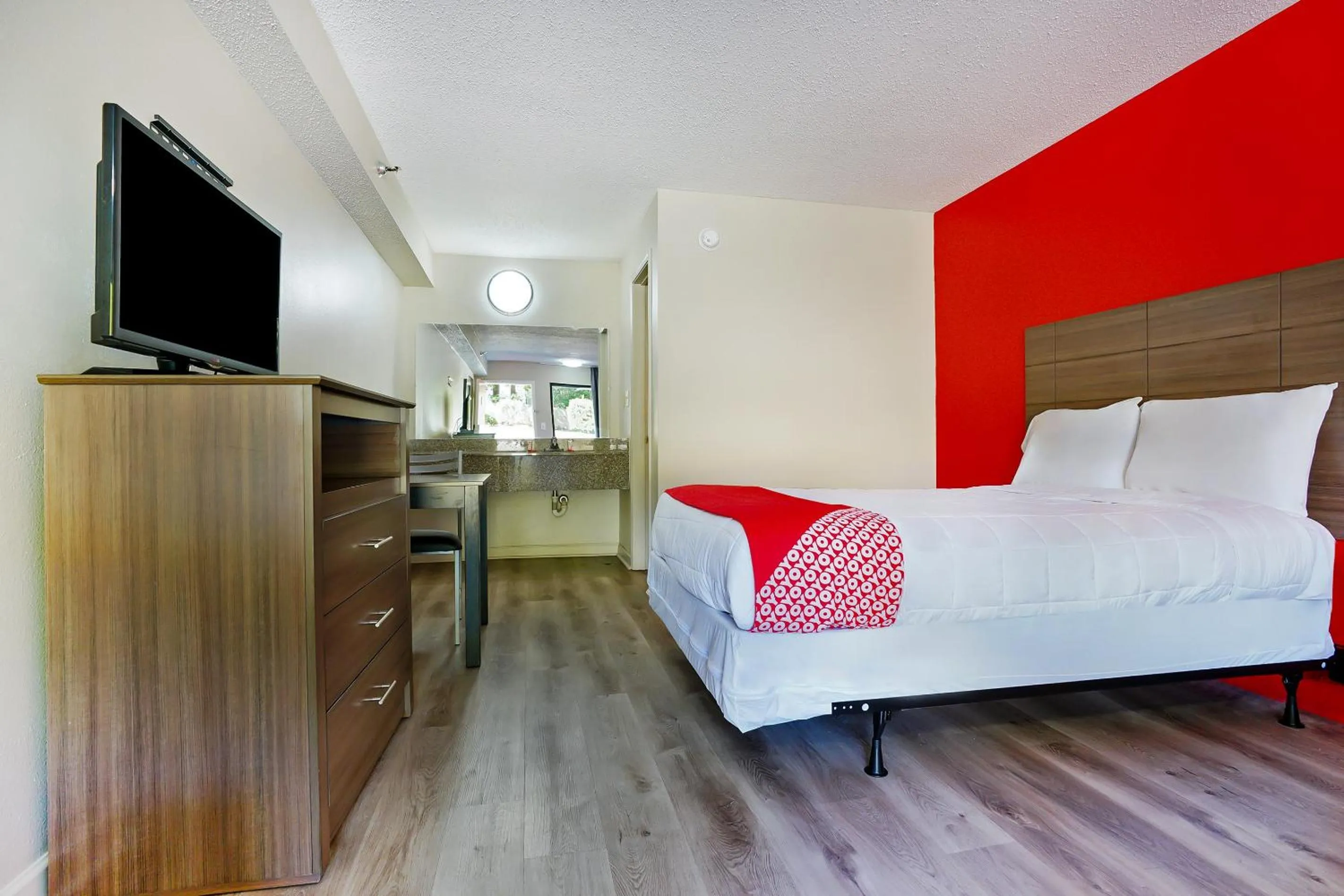 Bathroom, Bed in OYO Hotel Decatur I-285 The Perimeter