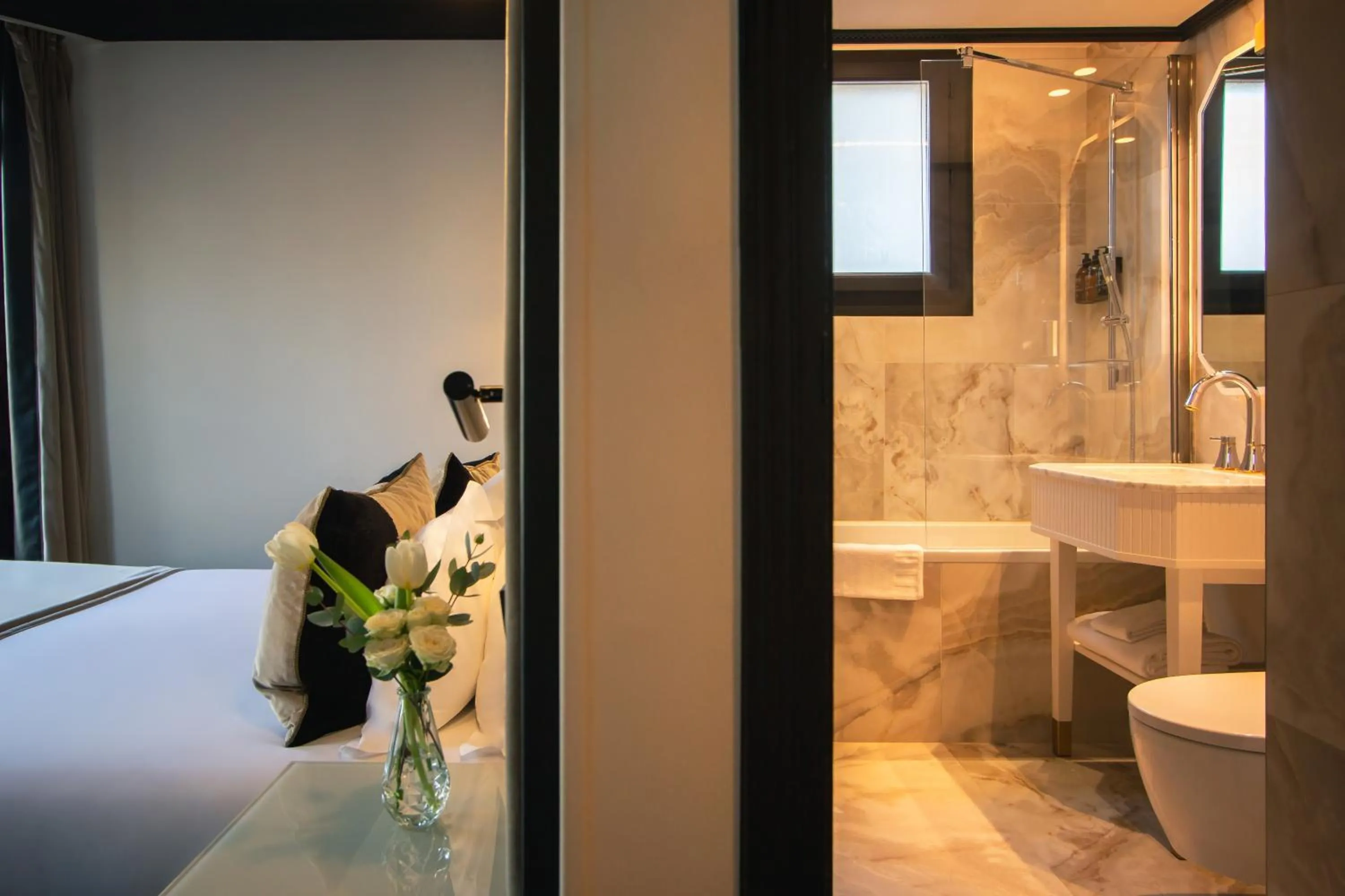 Bedroom in Hôtel le Derby Alma by Inwood Hotels