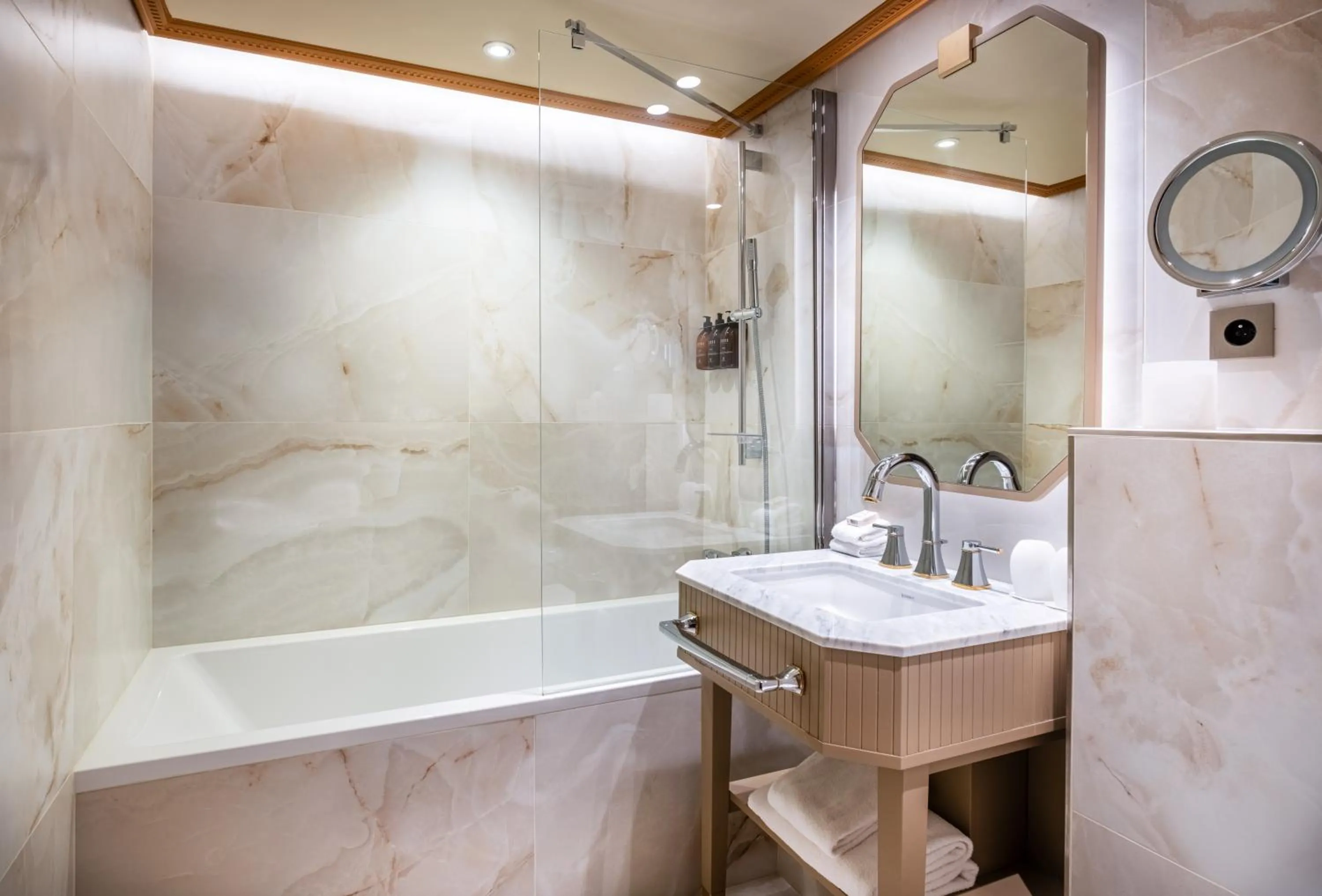 Bathroom in Hôtel le Derby Alma by Inwood Hotels