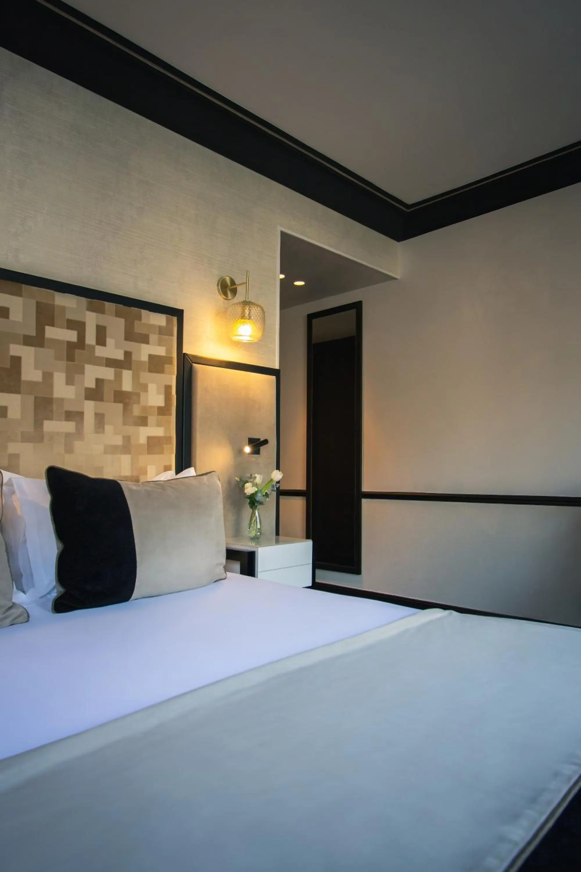 Bed in Hôtel le Derby Alma by Inwood Hotels