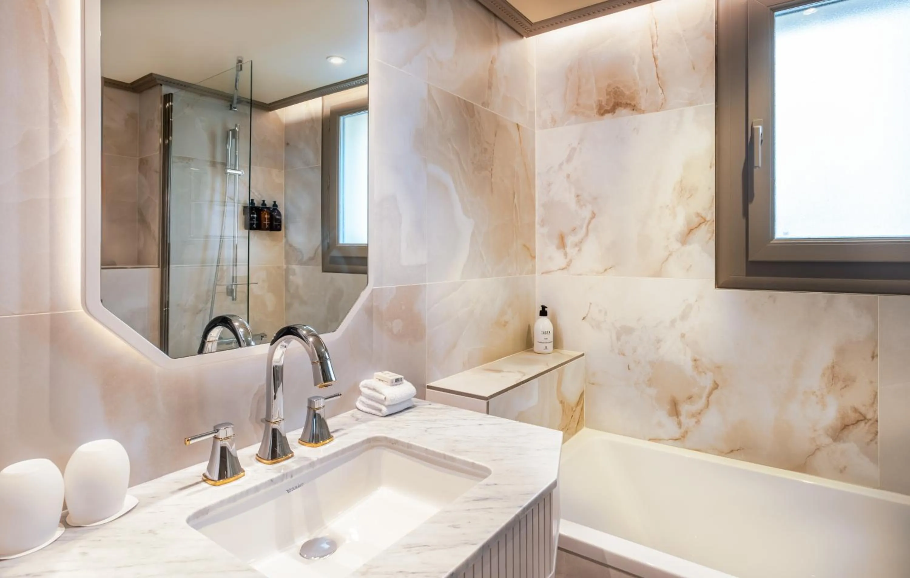 Bathroom in Hôtel le Derby Alma by Inwood Hotels