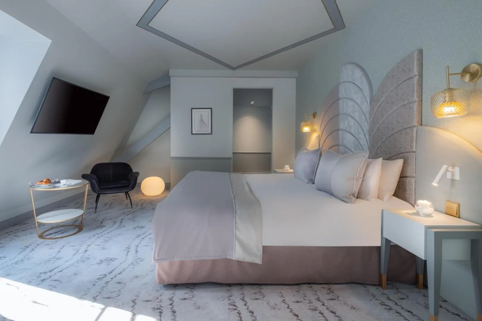 Bed in Hôtel le Derby Alma by Inwood Hotels