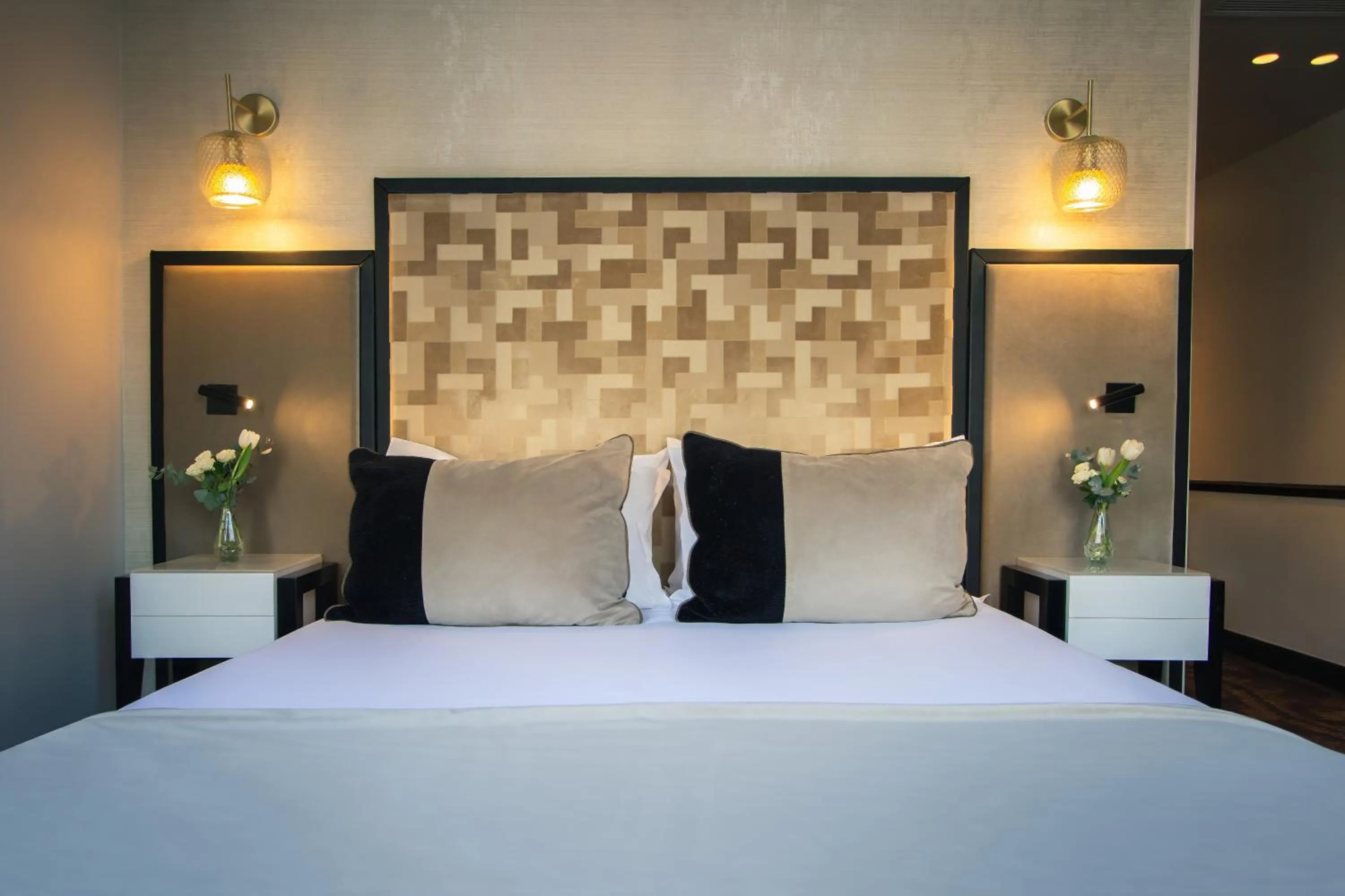 Bed in Hôtel le Derby Alma by Inwood Hotels