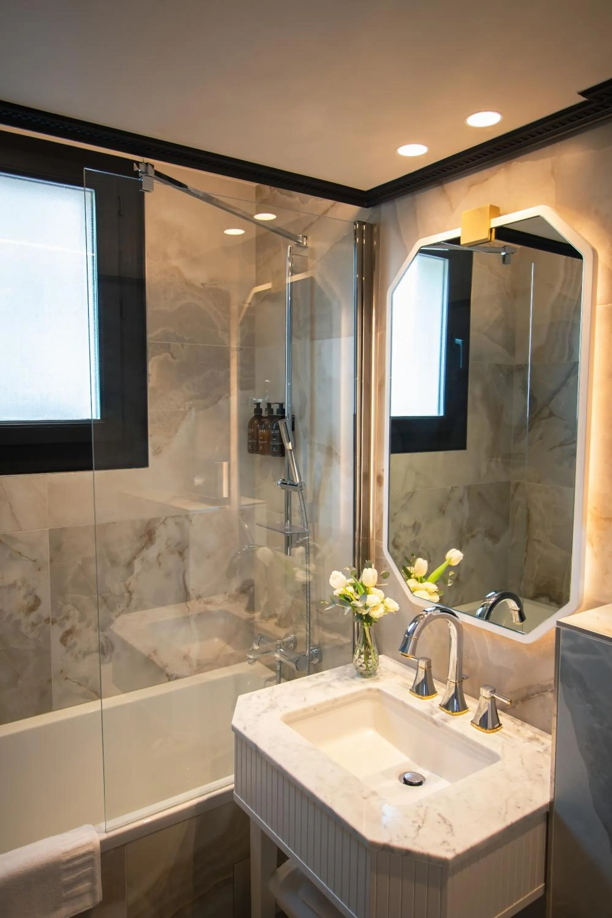 Bathroom in Hôtel le Derby Alma by Inwood Hotels