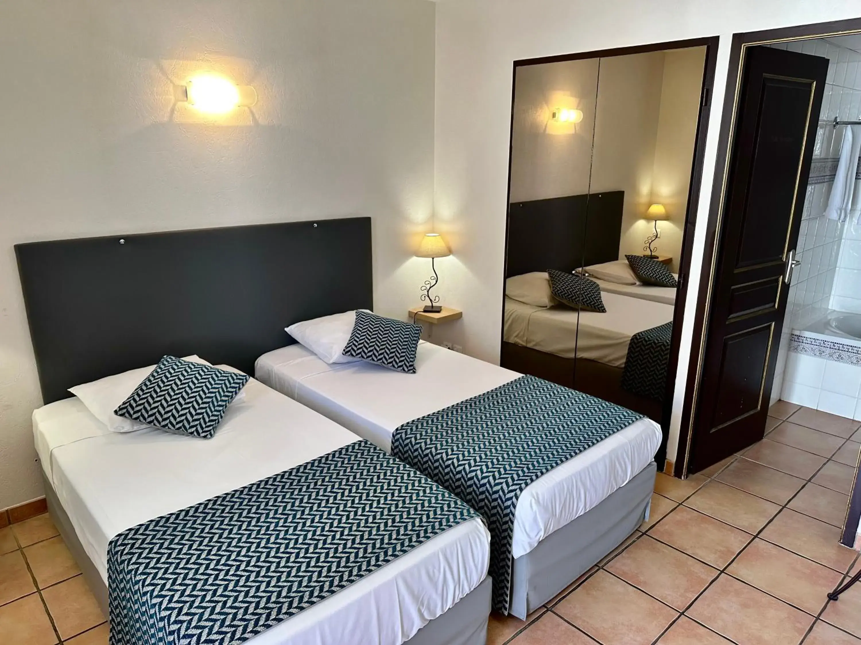 Chambre Privilege Plus - Lits Jumeaux - Vue Patio in Logis Hôtel Les II Mas - Perpignan Sud Chambre Privilege Plus - Lits Jumeaux - Vue Patio in Logis Hôtel Les II Mas - Perpignan Sud