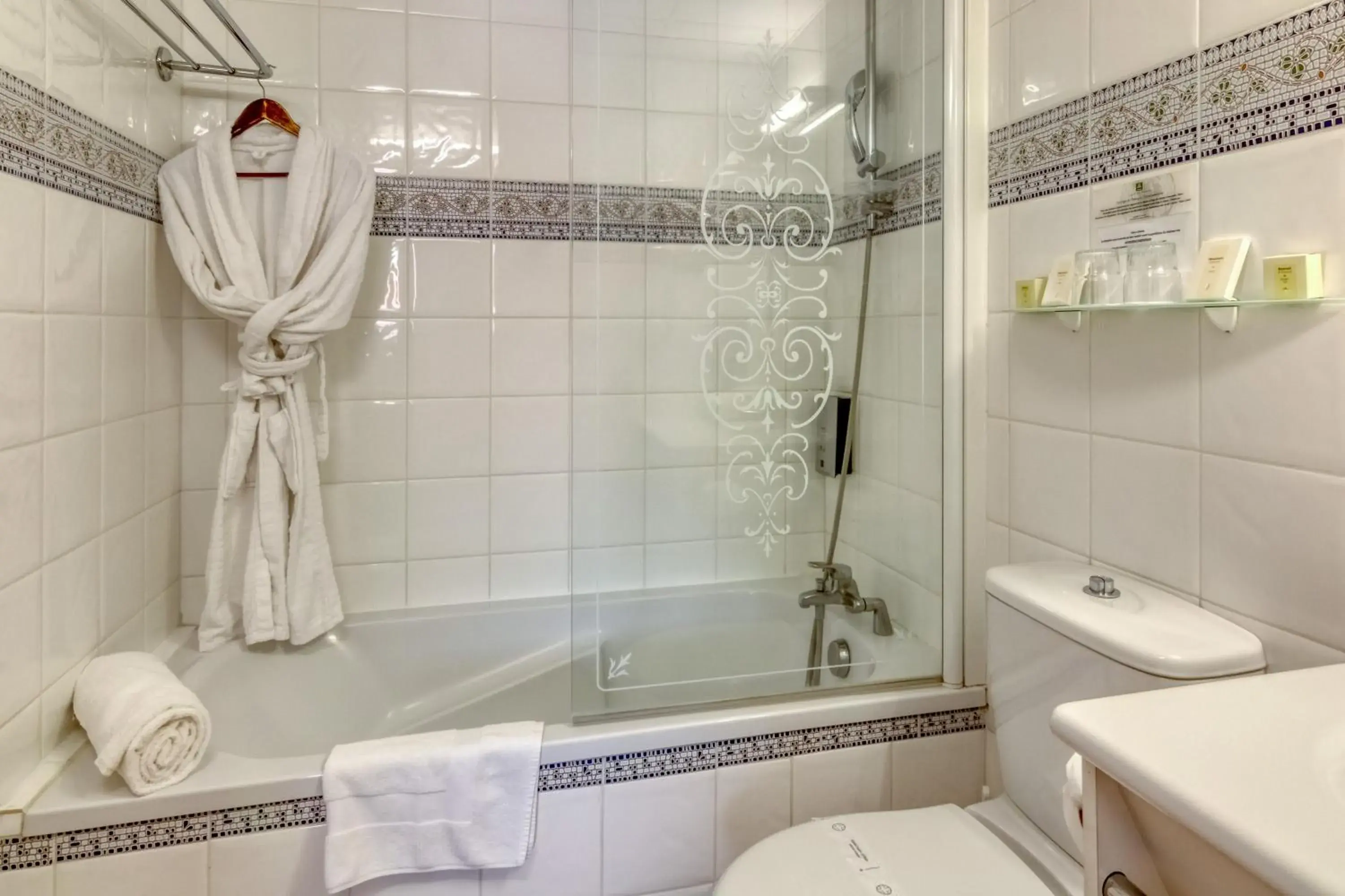 Chambre Privilege - Lits Jumeaux in Logis Hôtel Les II Mas - Perpignan Sud Chambre Privilege - Lits Jumeaux in Logis Hôtel Les II Mas - Perpignan Sud