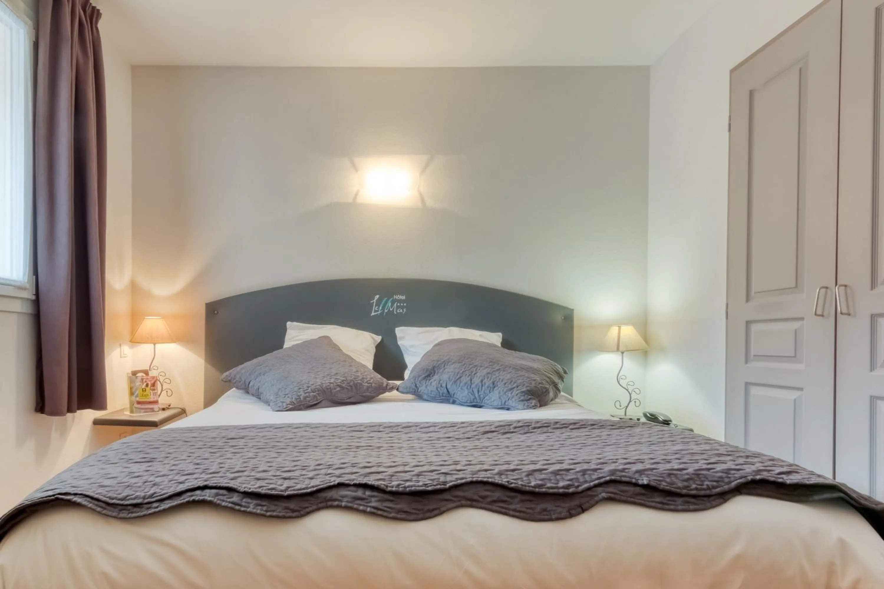 Bed in Logis Hôtel Les II Mas - Perpignan Sud