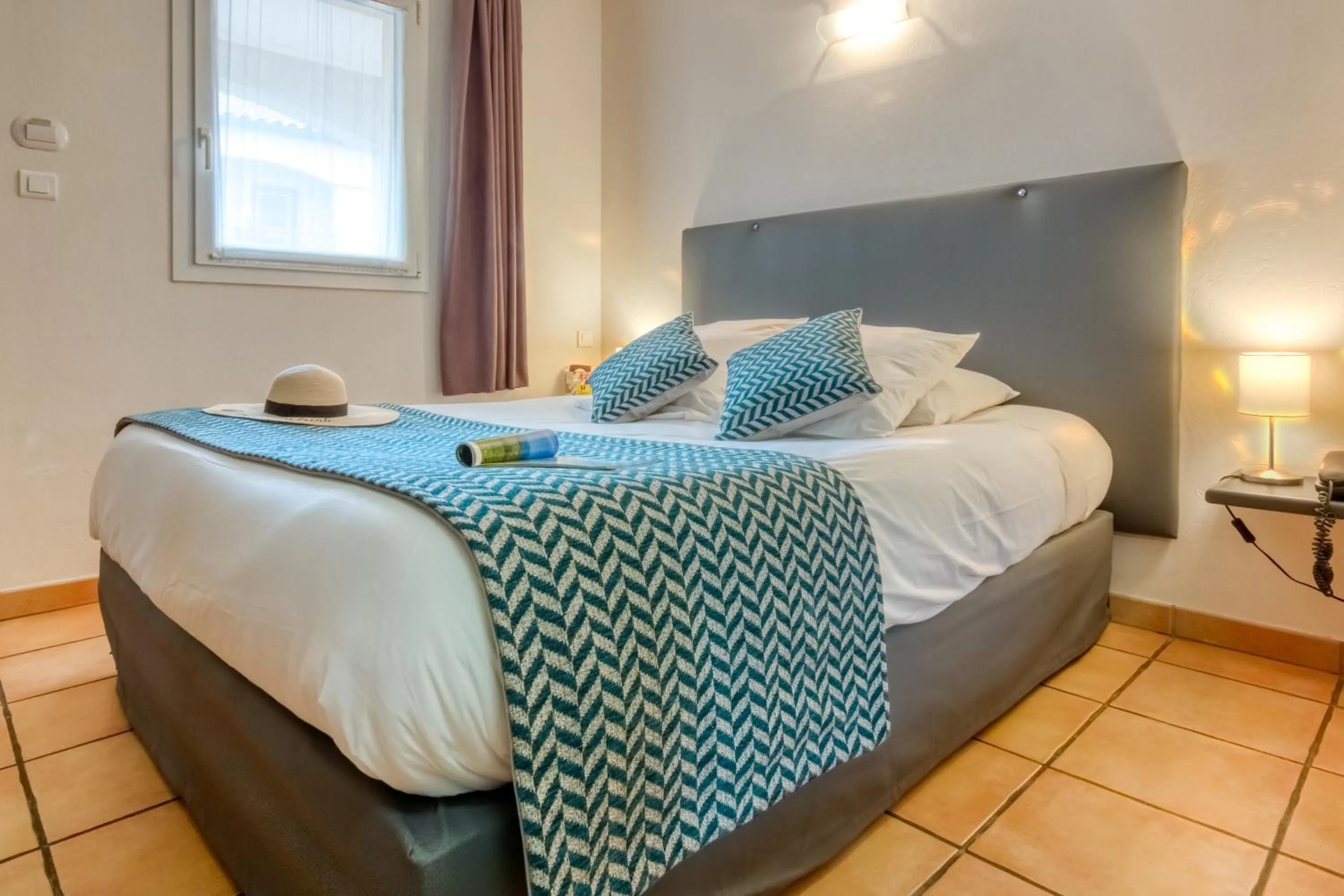 Bed in Logis Hôtel Les II Mas - Perpignan Sud