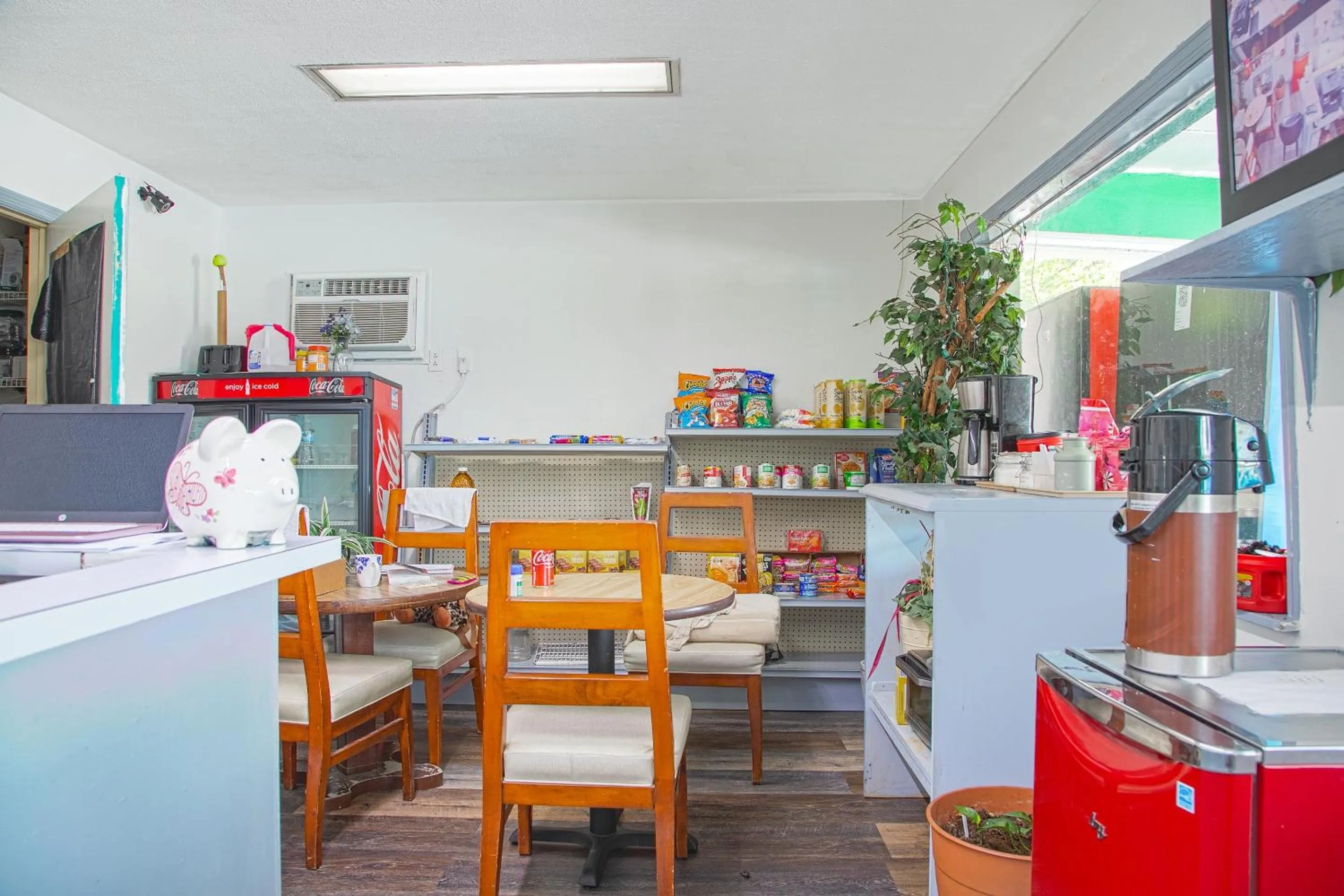 Dining area in OYO Hotel Calhoun, GA I-75