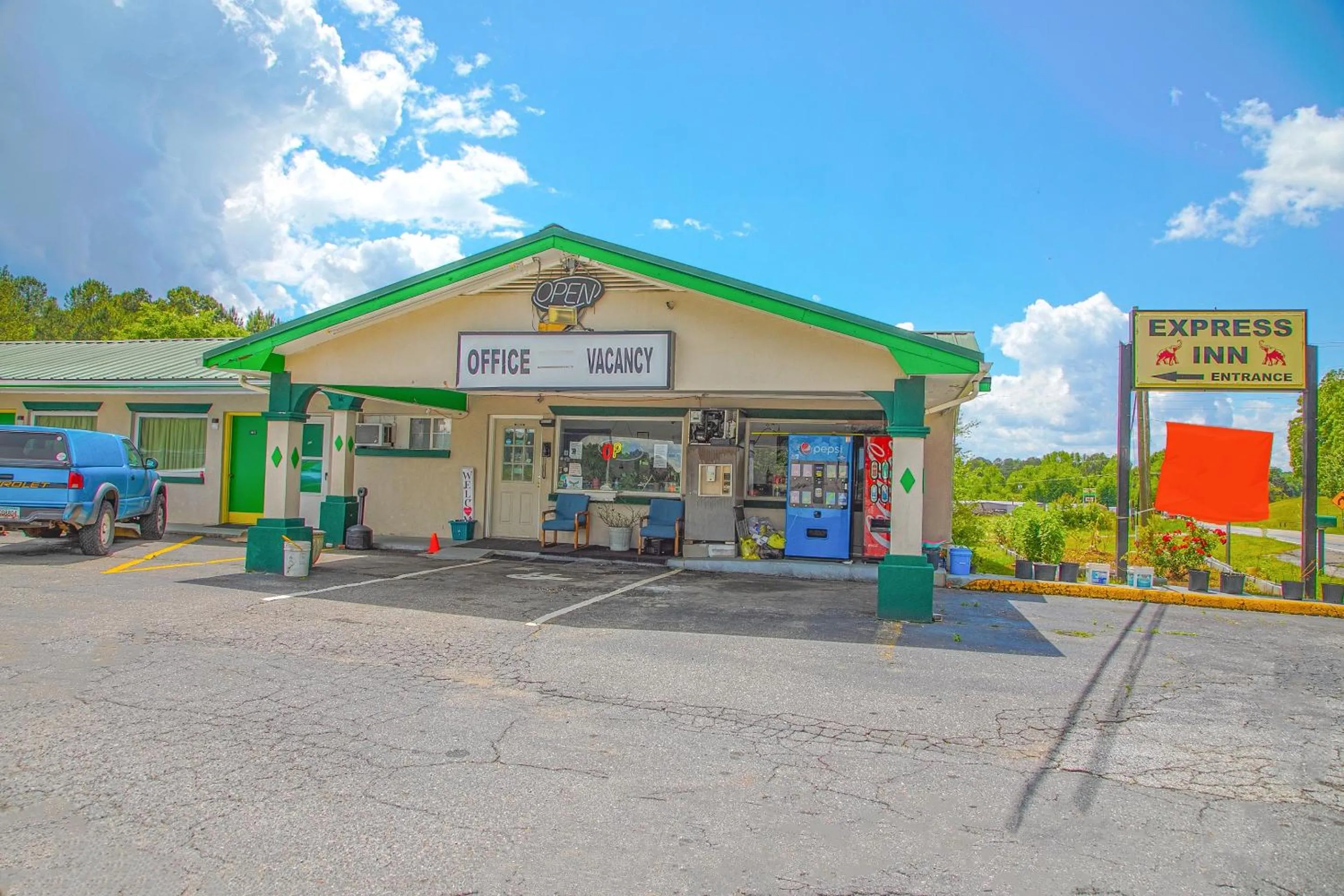 Facade/entrance in OYO Hotel Calhoun, GA I-75