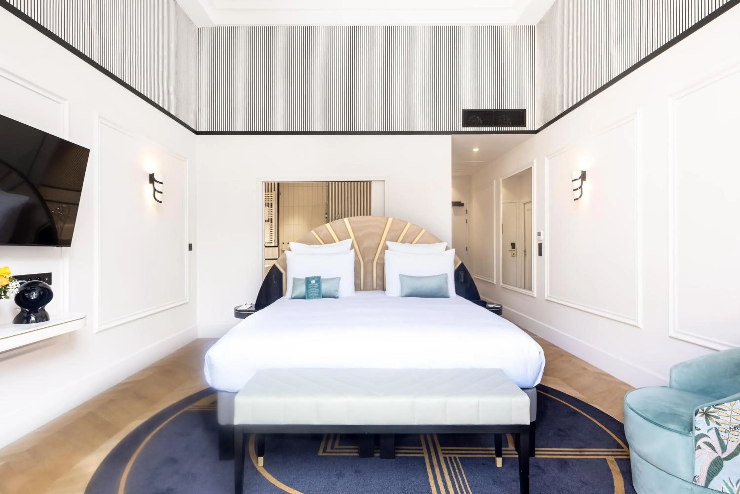 Bathroom, Bed in The 1932 Hotel & Spa Cap d'Antibes - MGallery Collection