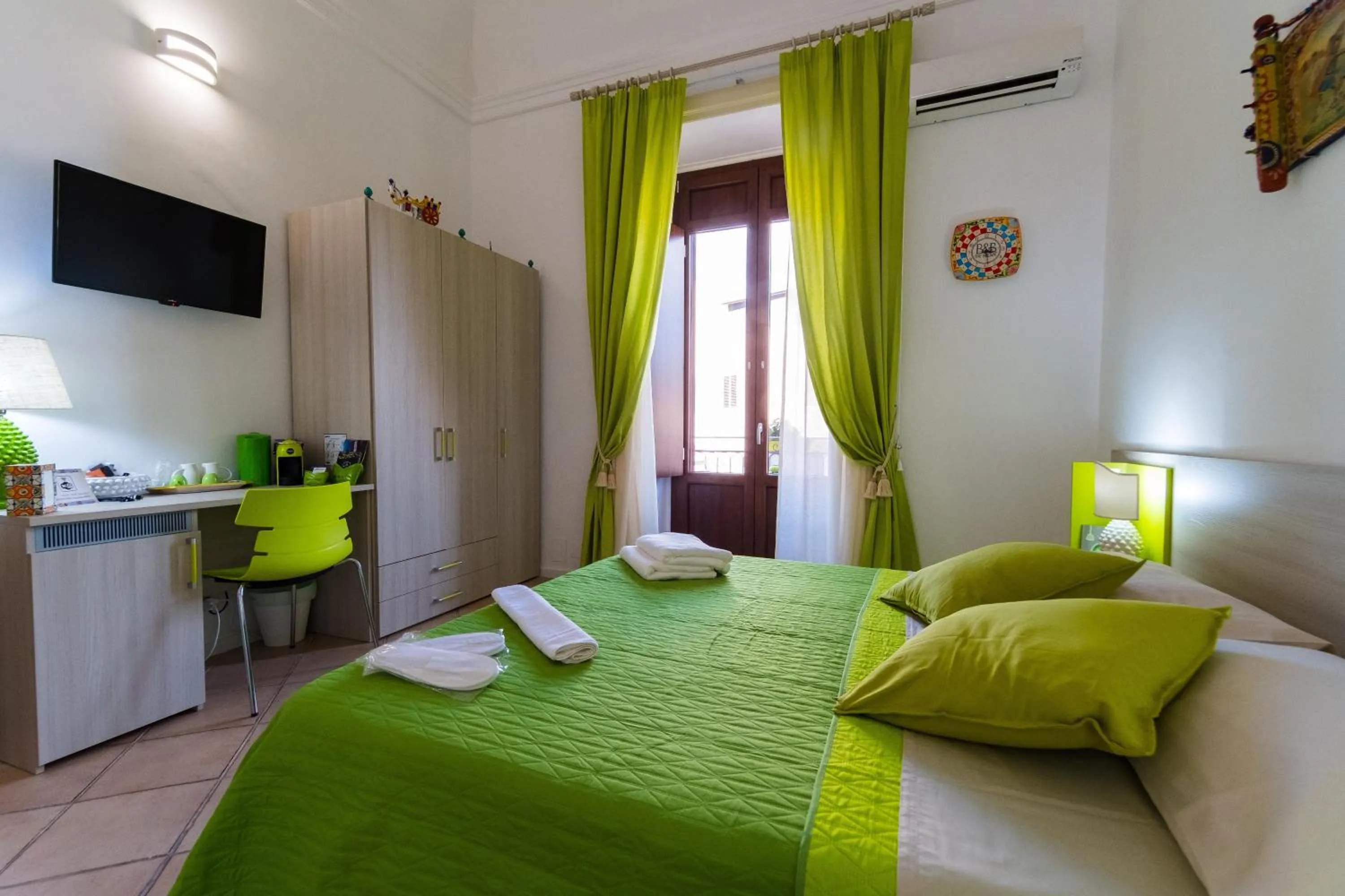 TV and multimedia, Bed in THE PALACE B&B and Apartments