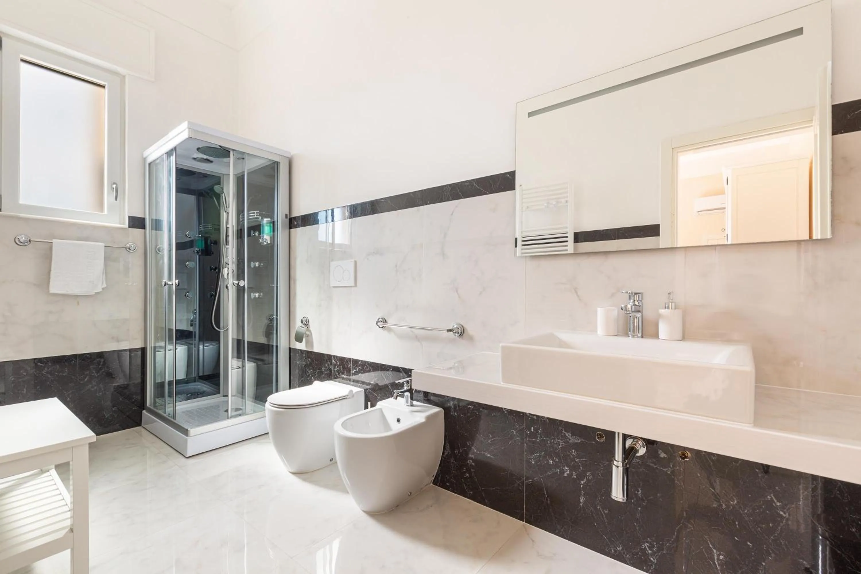 Shower in Dimora Le Tre Muse Guesthouse