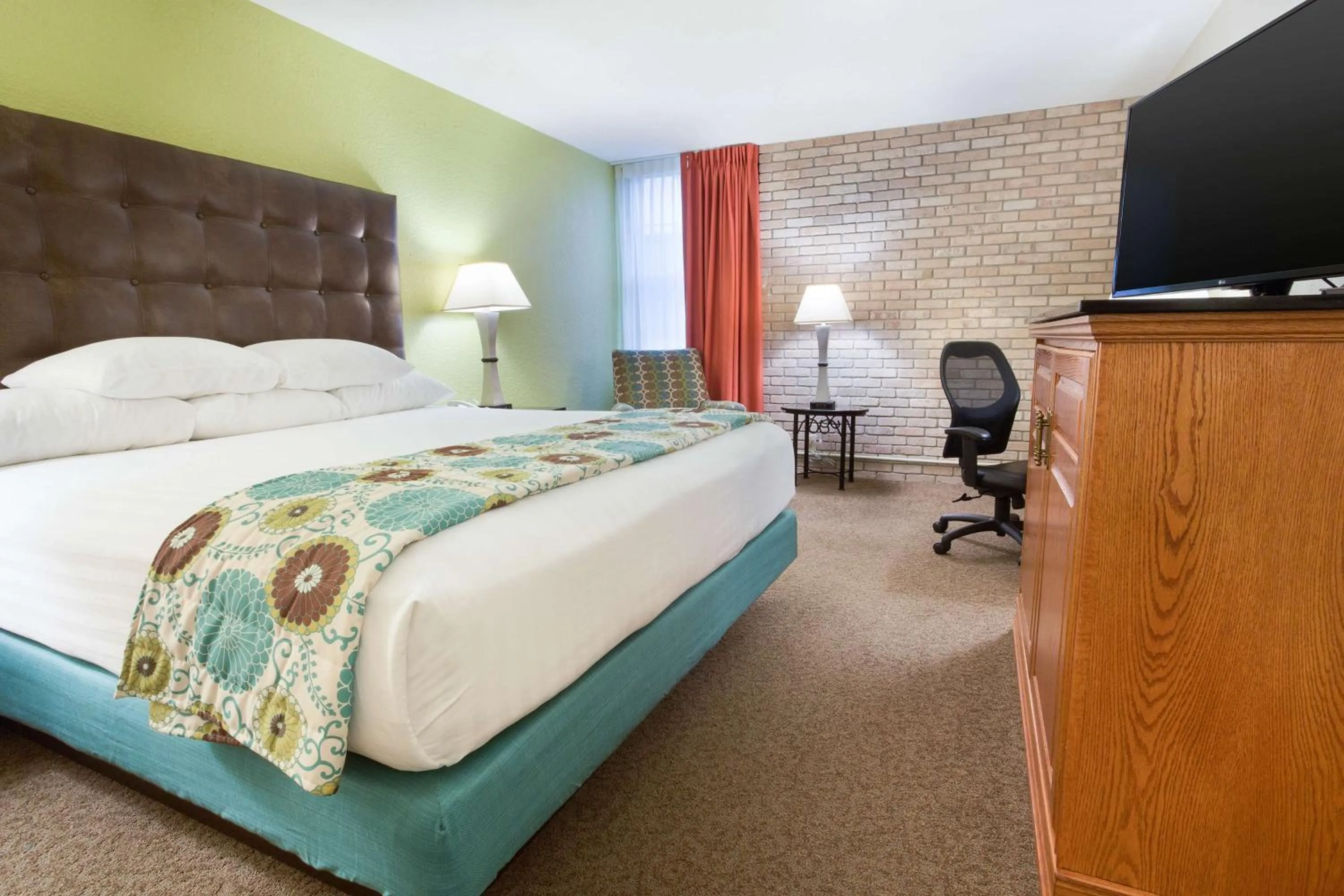 Photo of the whole room, Bed in Drury Inn & Suites McAllen