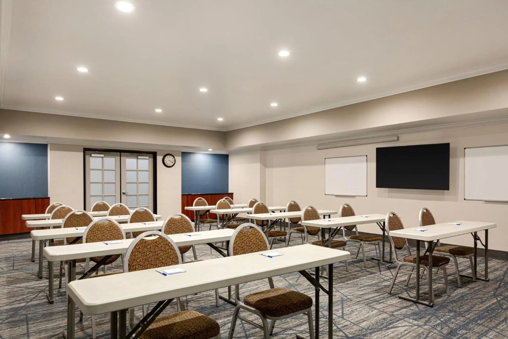 Meeting/conference room in Holiday Inn Express & Suites Bakersfield Central, an IHG Hotel