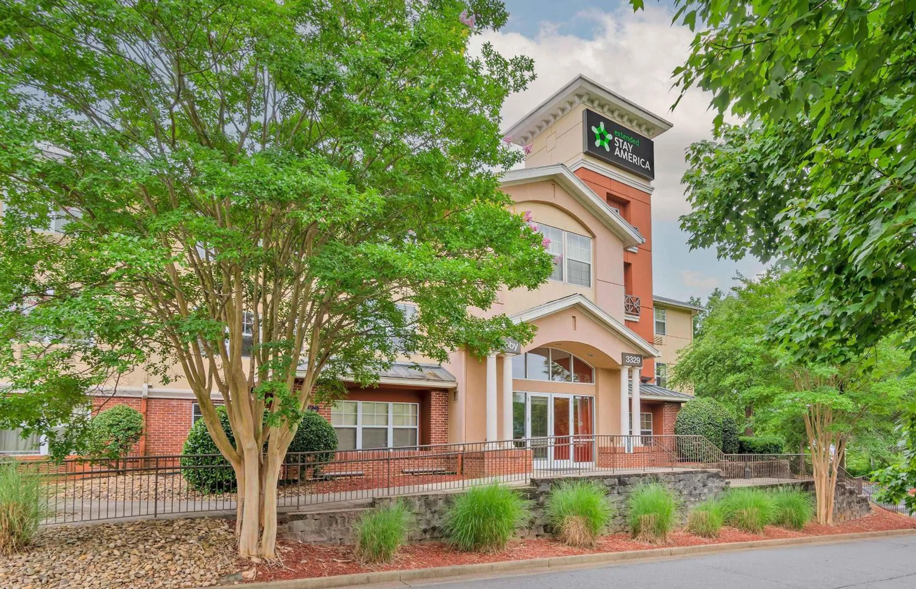 Property building in Extended Stay America Suites - Atlanta - Alpharetta - Northpoint - West