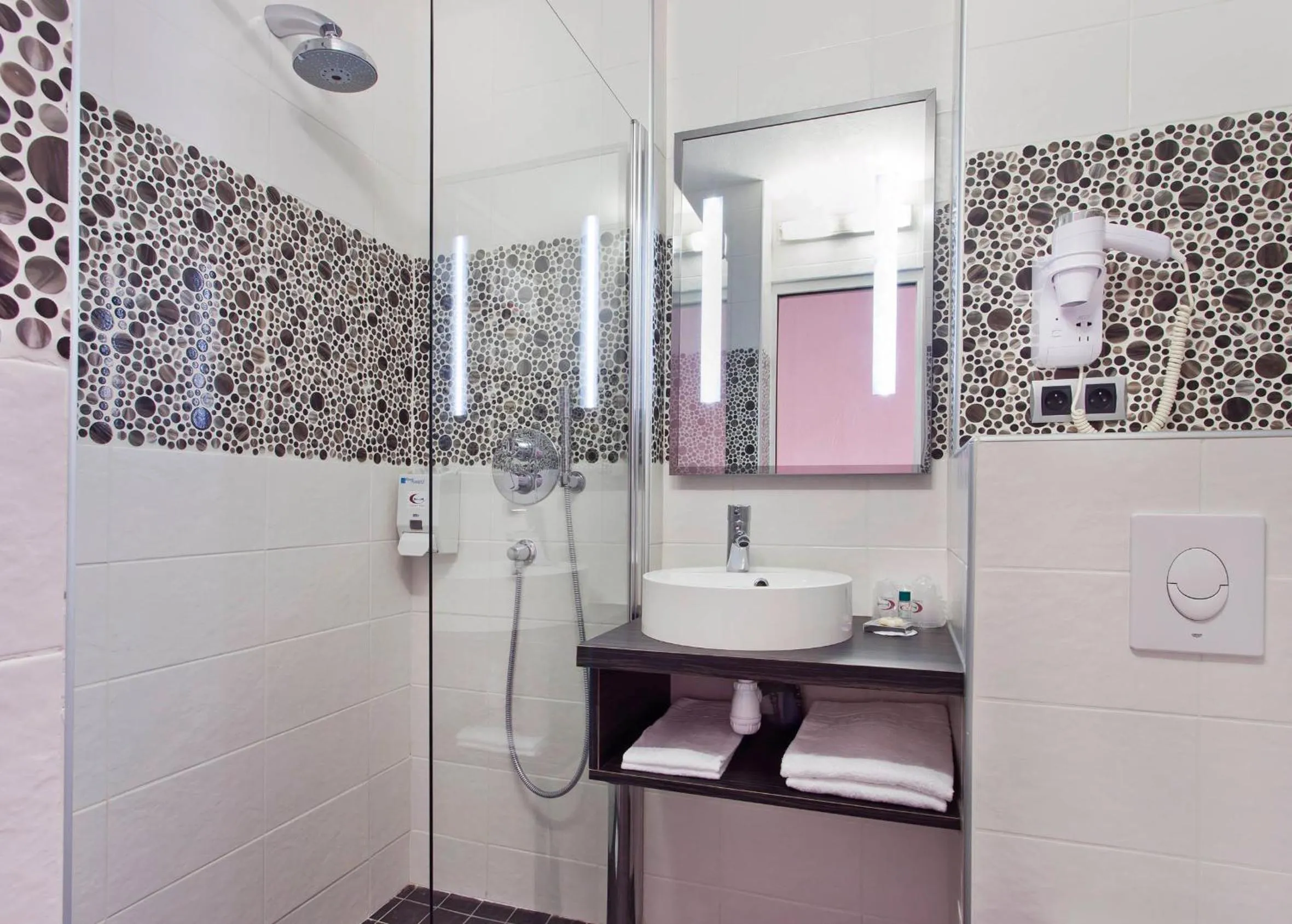 Shower in Tourhotel Blois