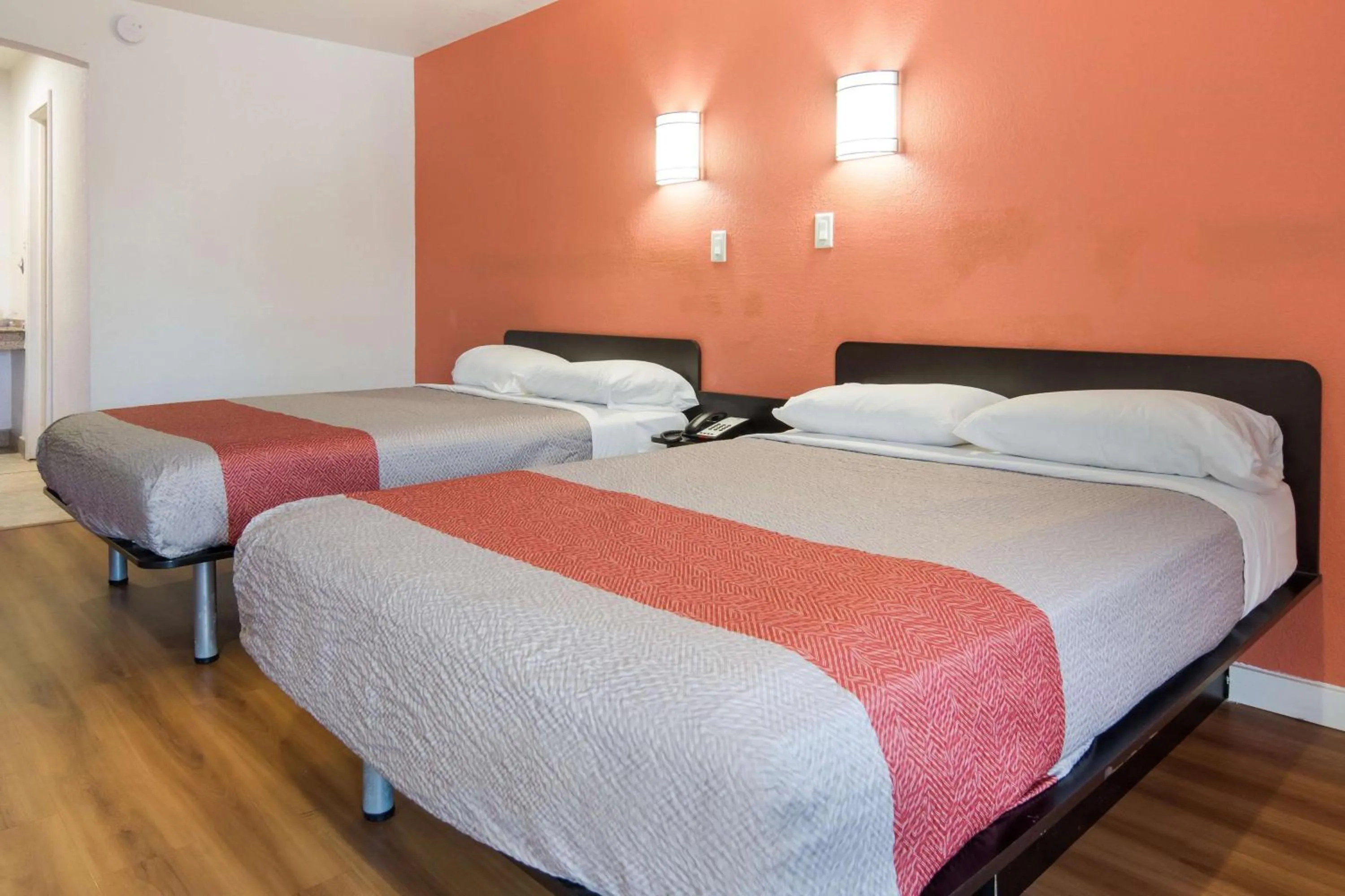 Photo of the whole room, Bed in Motel 6-Fort Worth, TX - Seminary