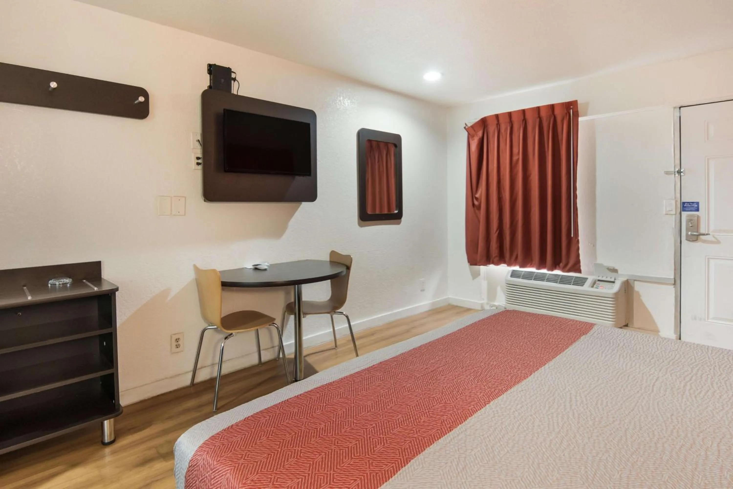 Photo of the whole room, Bed in Motel 6-Fort Worth, TX - Seminary