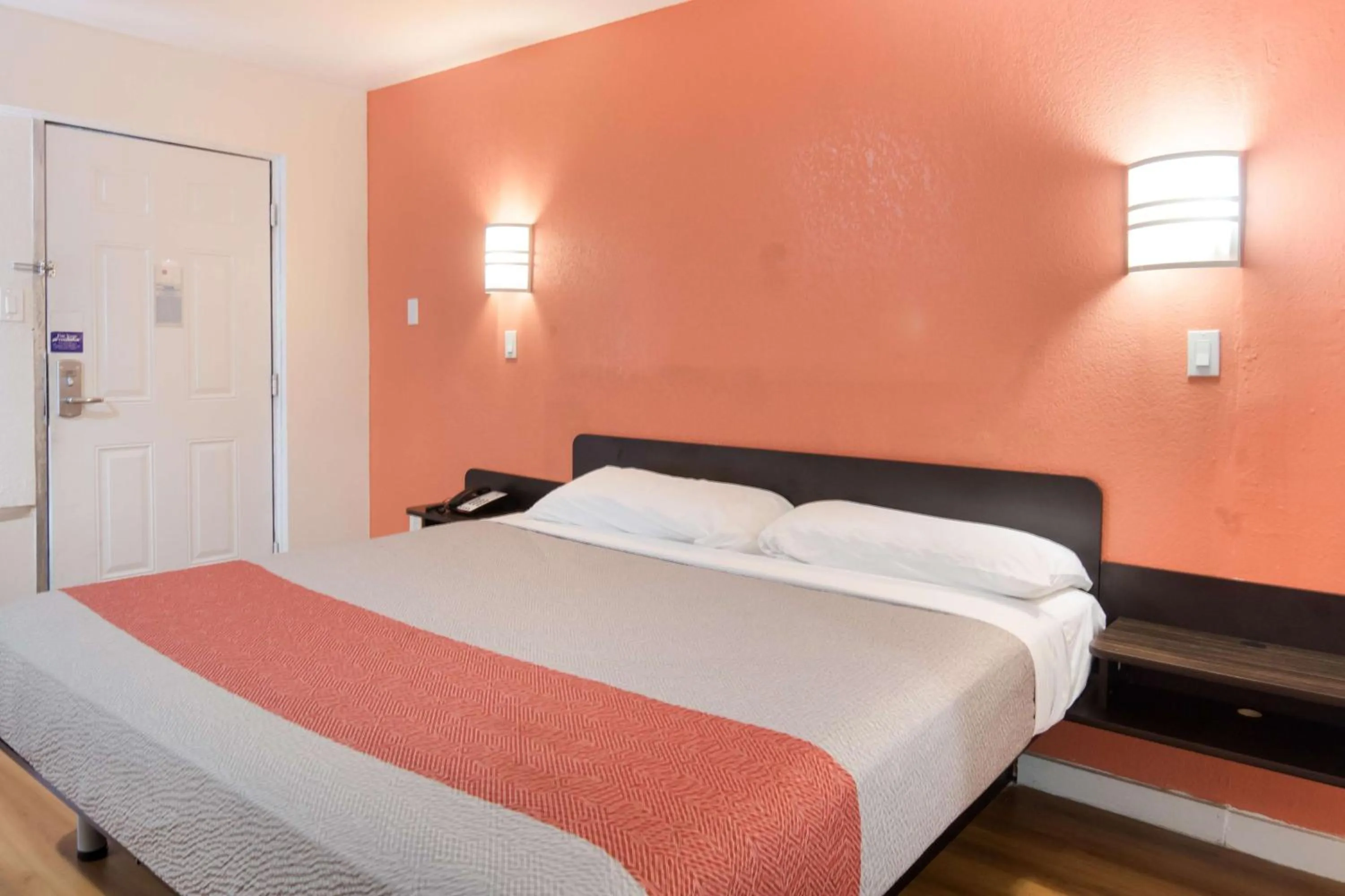 Photo of the whole room, Bed in Motel 6-Fort Worth, TX - Seminary