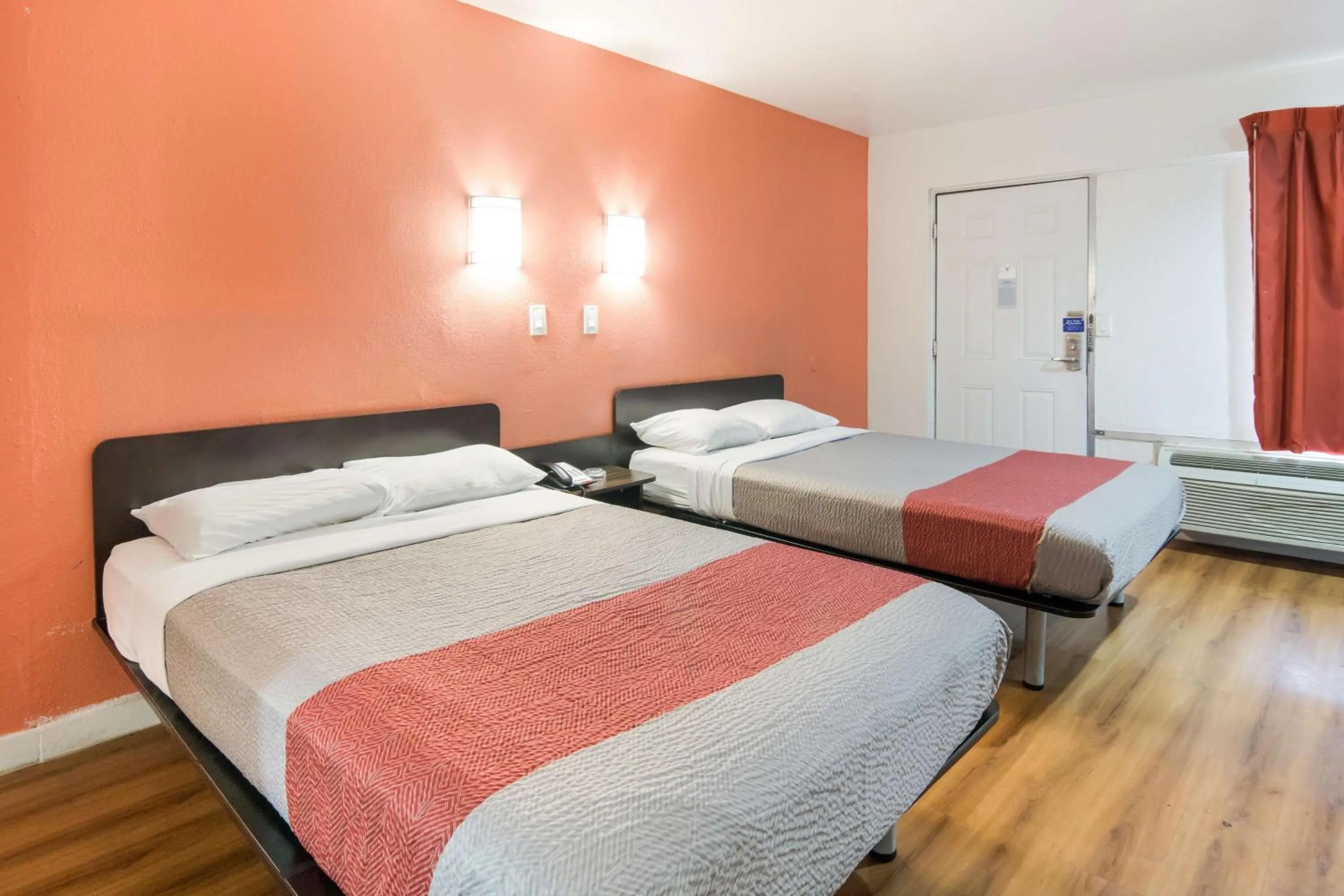 Photo of the whole room, Bed in Motel 6-Fort Worth, TX - Seminary