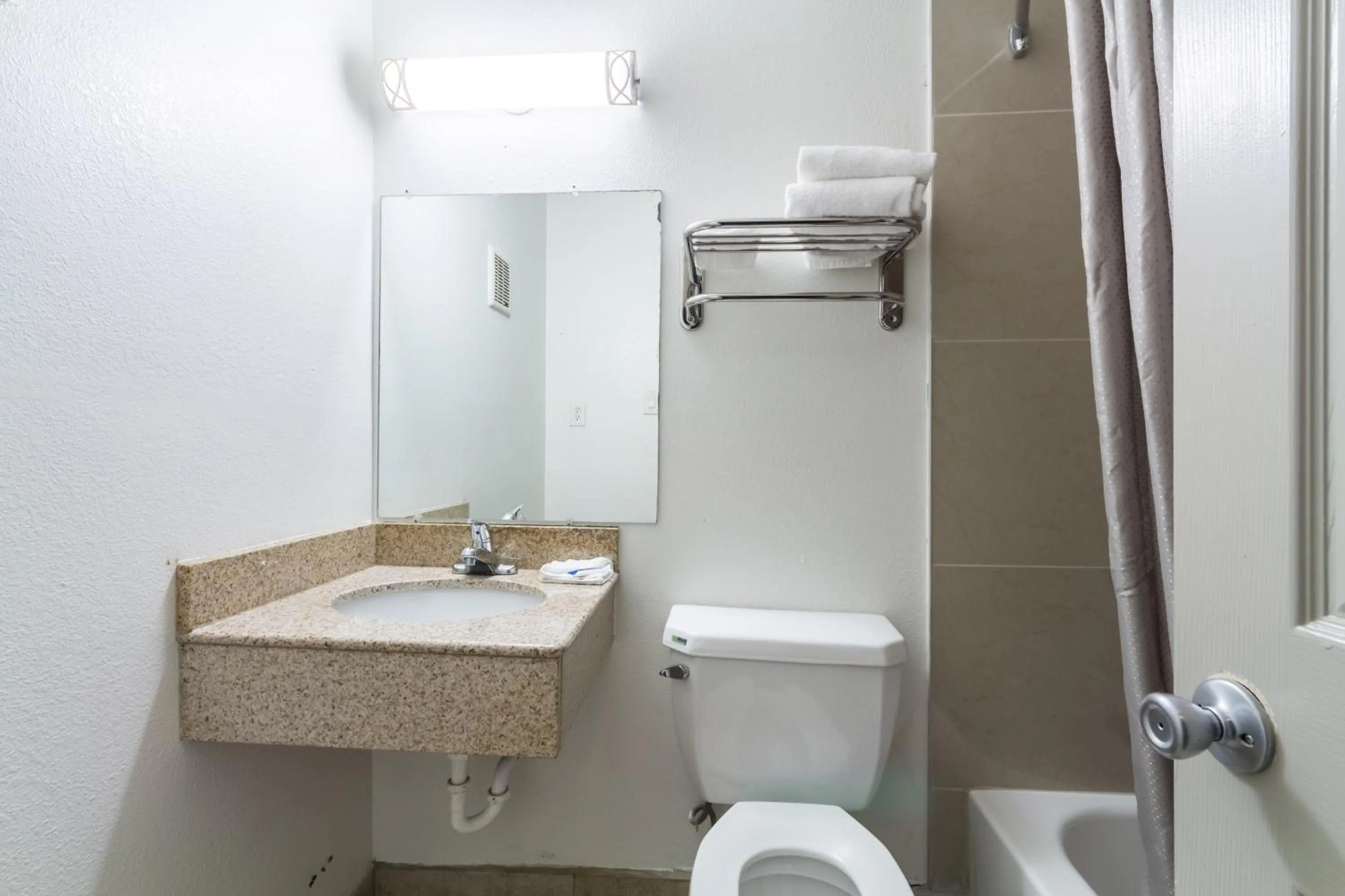 Bedroom in Motel 6-Fort Worth, TX - Seminary