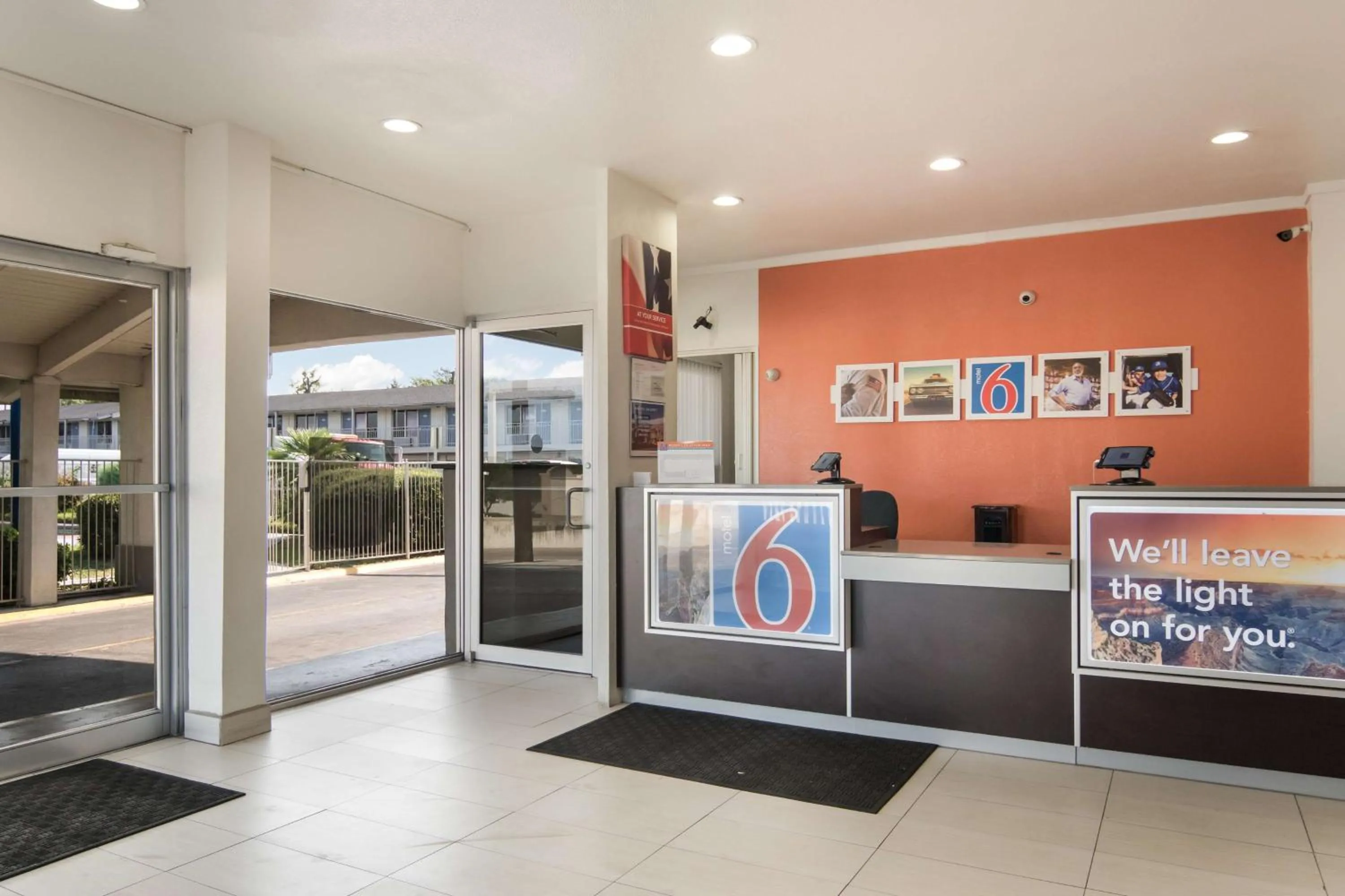 Lobby or reception in Motel 6-Fort Worth, TX - Seminary