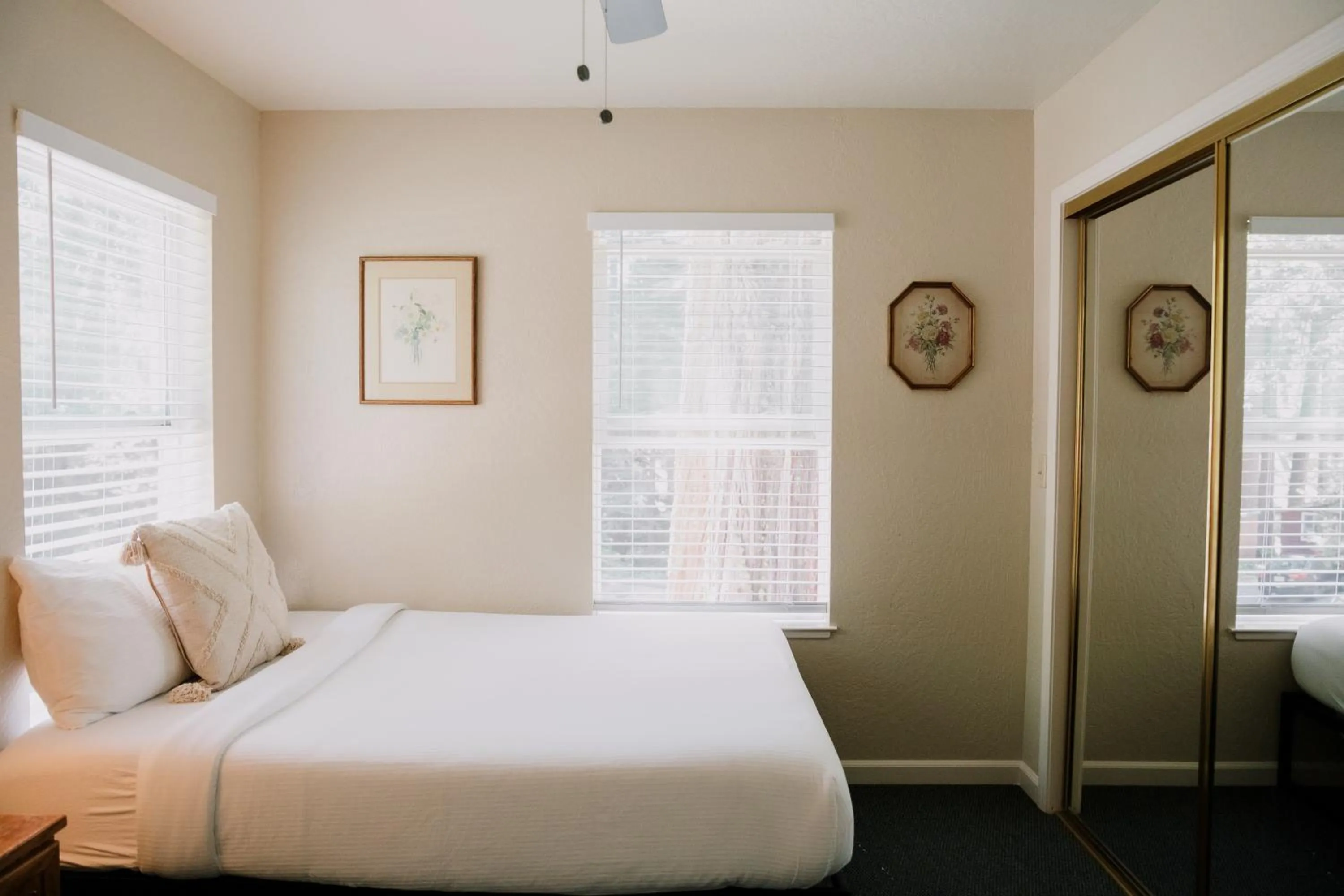 Bedroom, Bed in The Long Barn Lodge