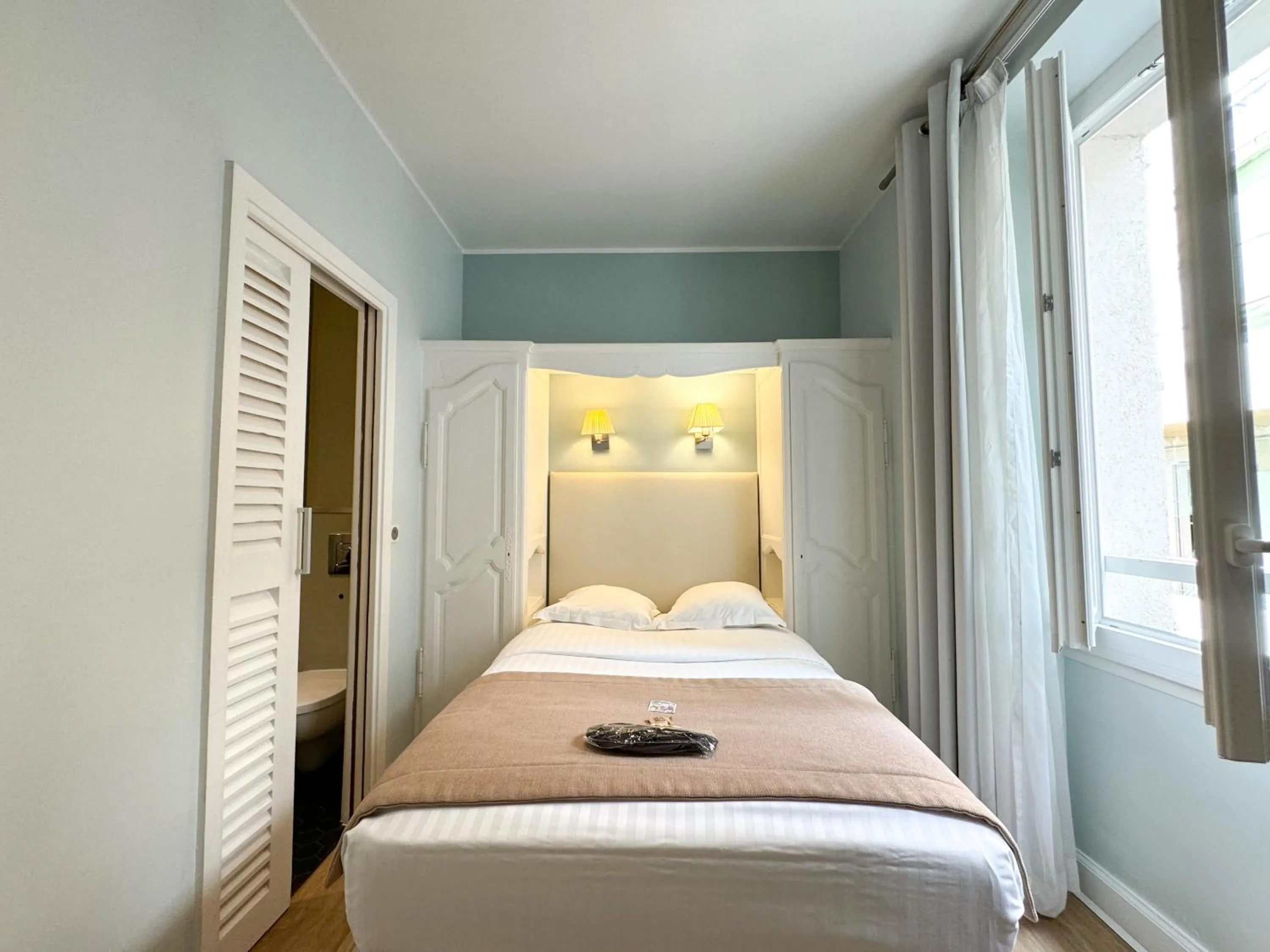 Bed in Hôtel de Provence