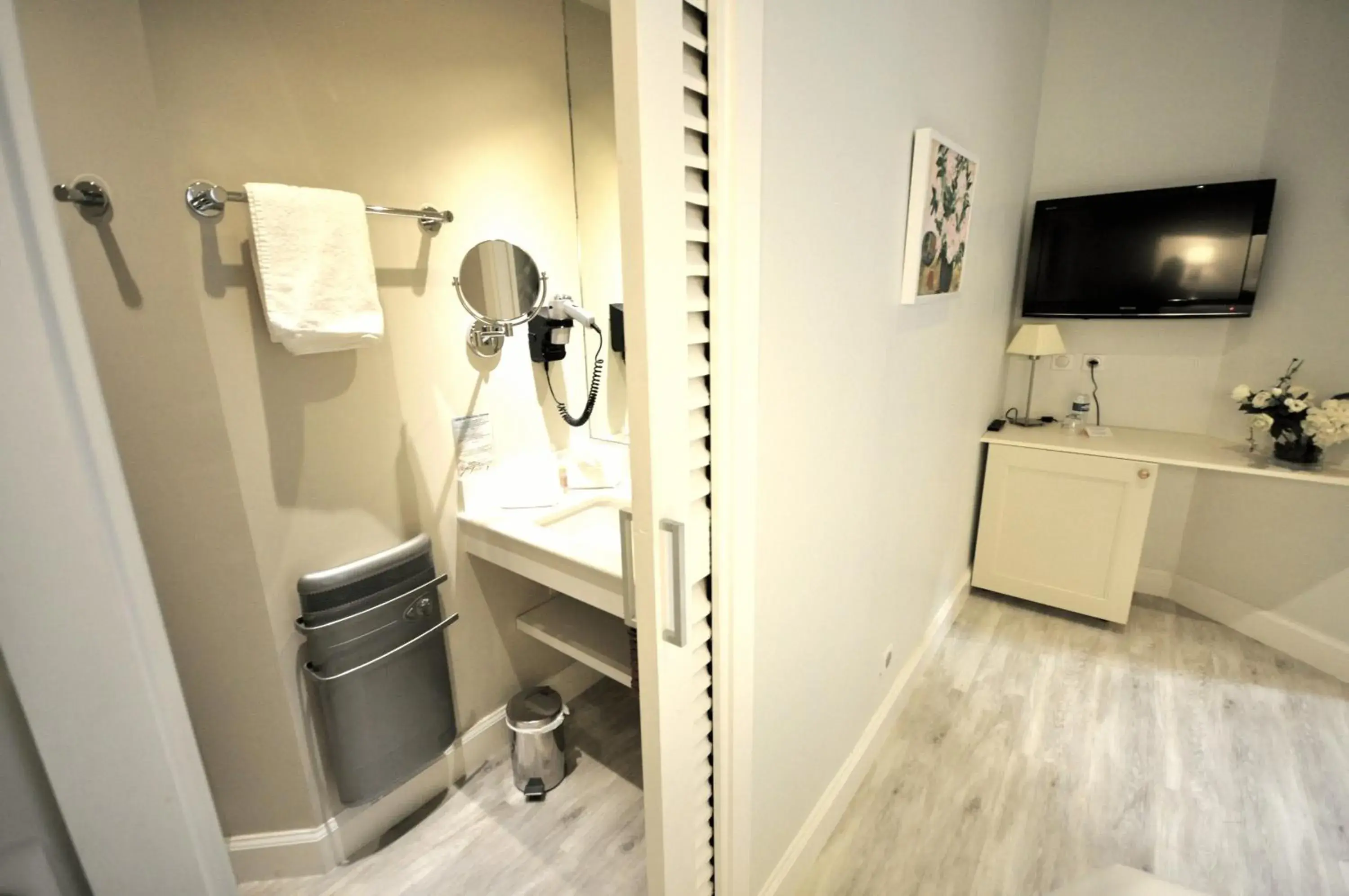 Single Room in Hôtel de Provence Single Room in Hôtel de Provence