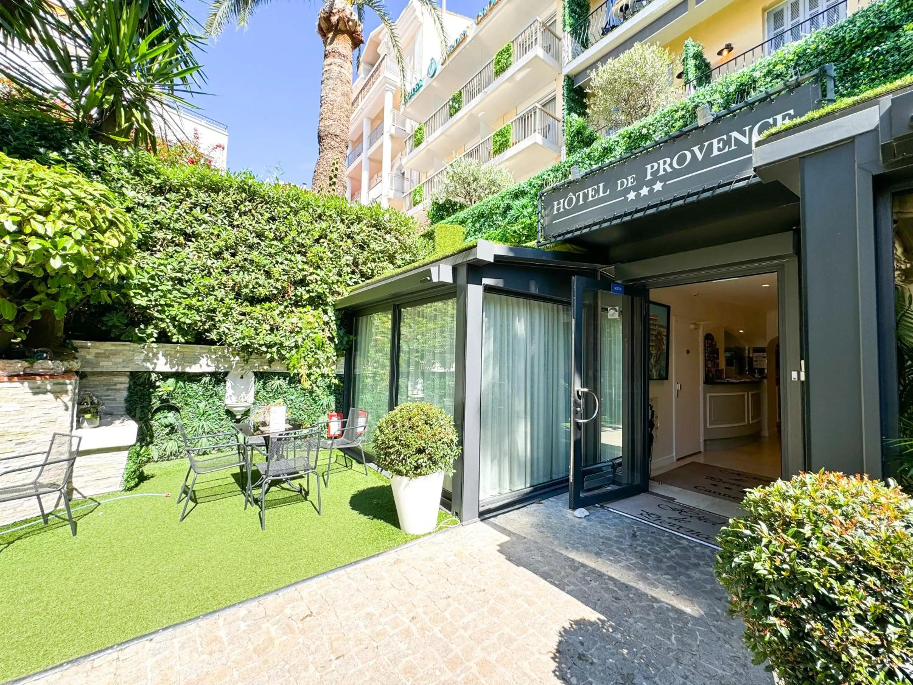 Property building in Hôtel de Provence