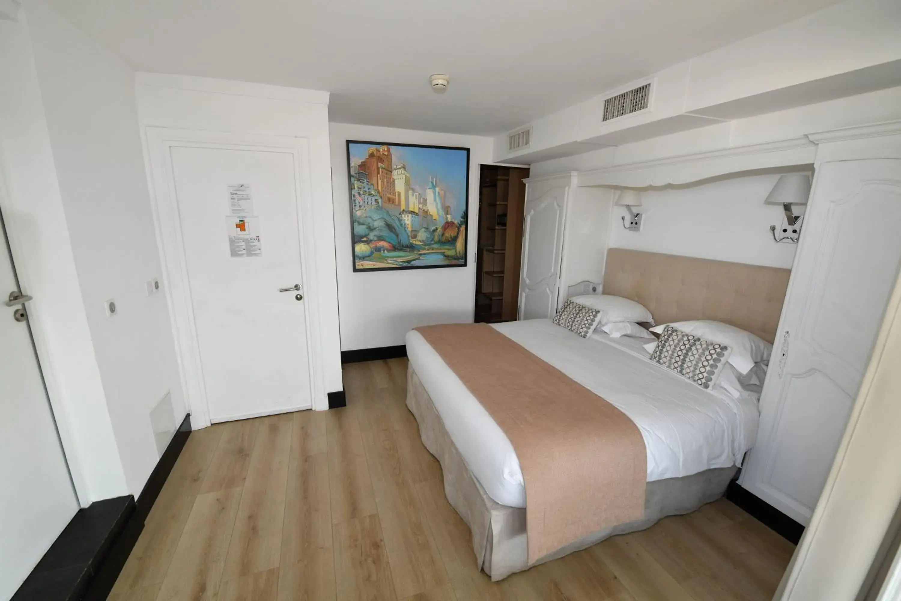 Penthouse Suite with Terrace in Hôtel de Provence Penthouse Suite with Terrace in Hôtel de Provence