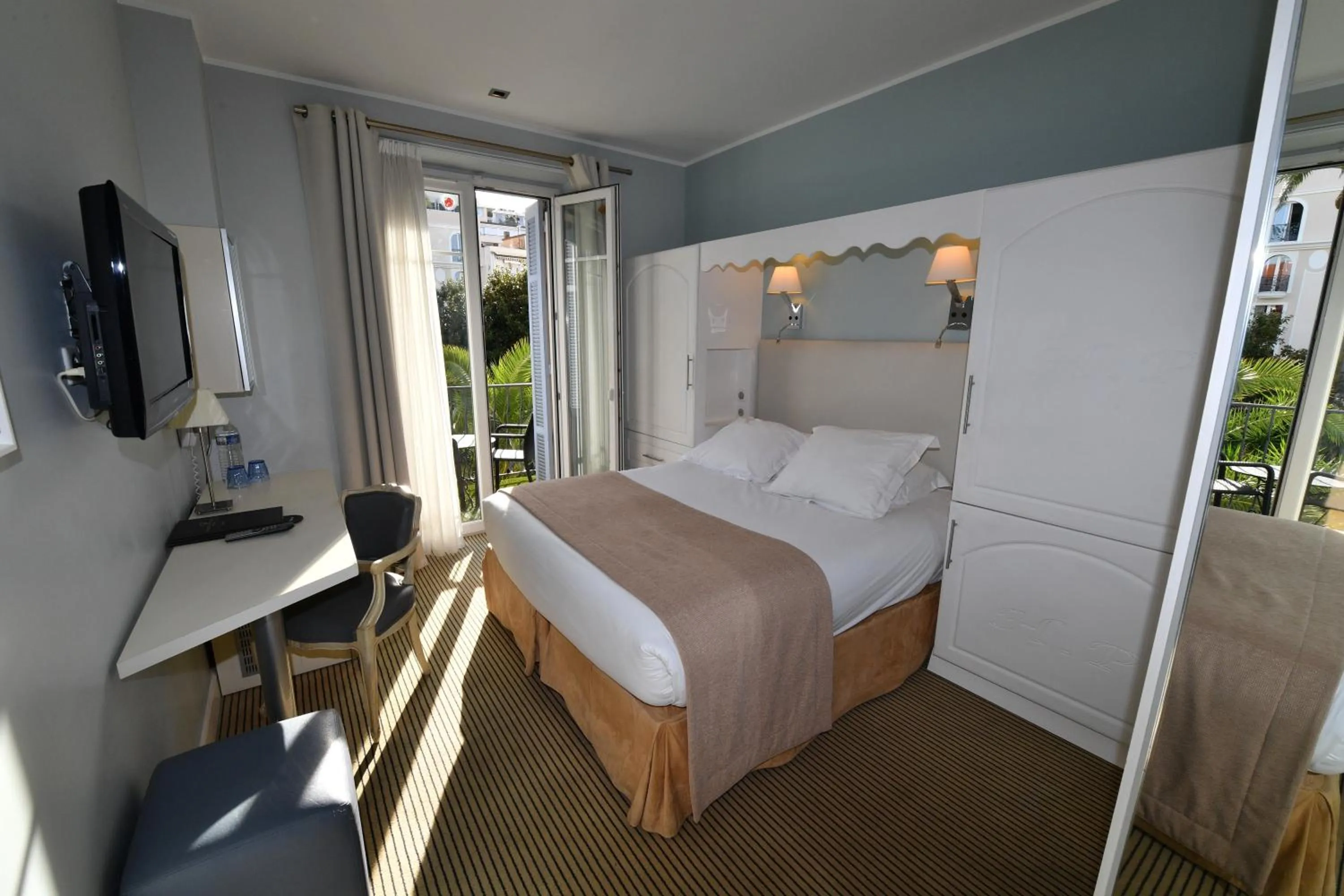 Photo of the whole room, Bed in Hôtel de Provence