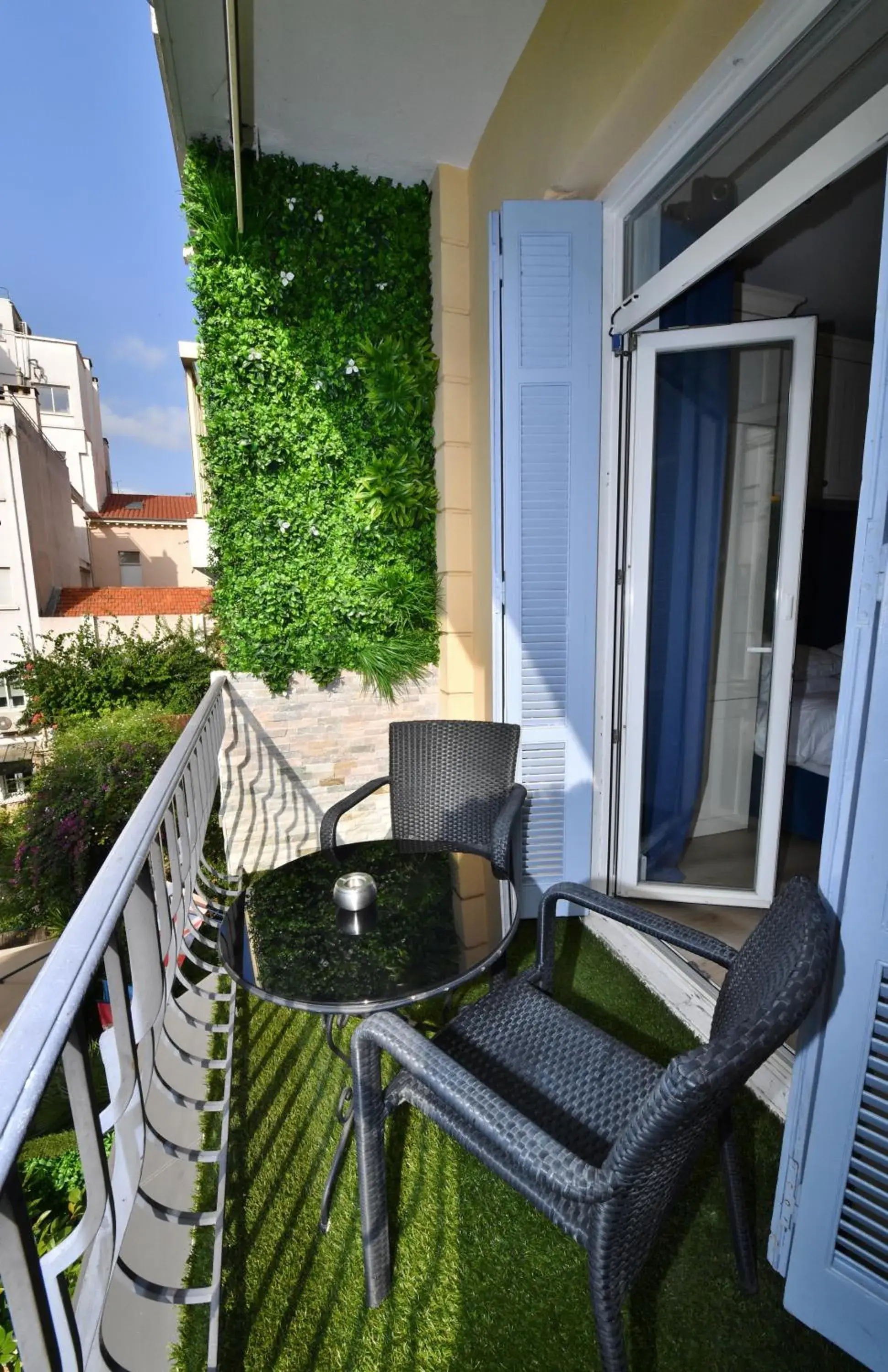 Double Room with Balcony with Garden View in Hôtel de Provence Double Room with Balcony with Garden View in Hôtel de Provence