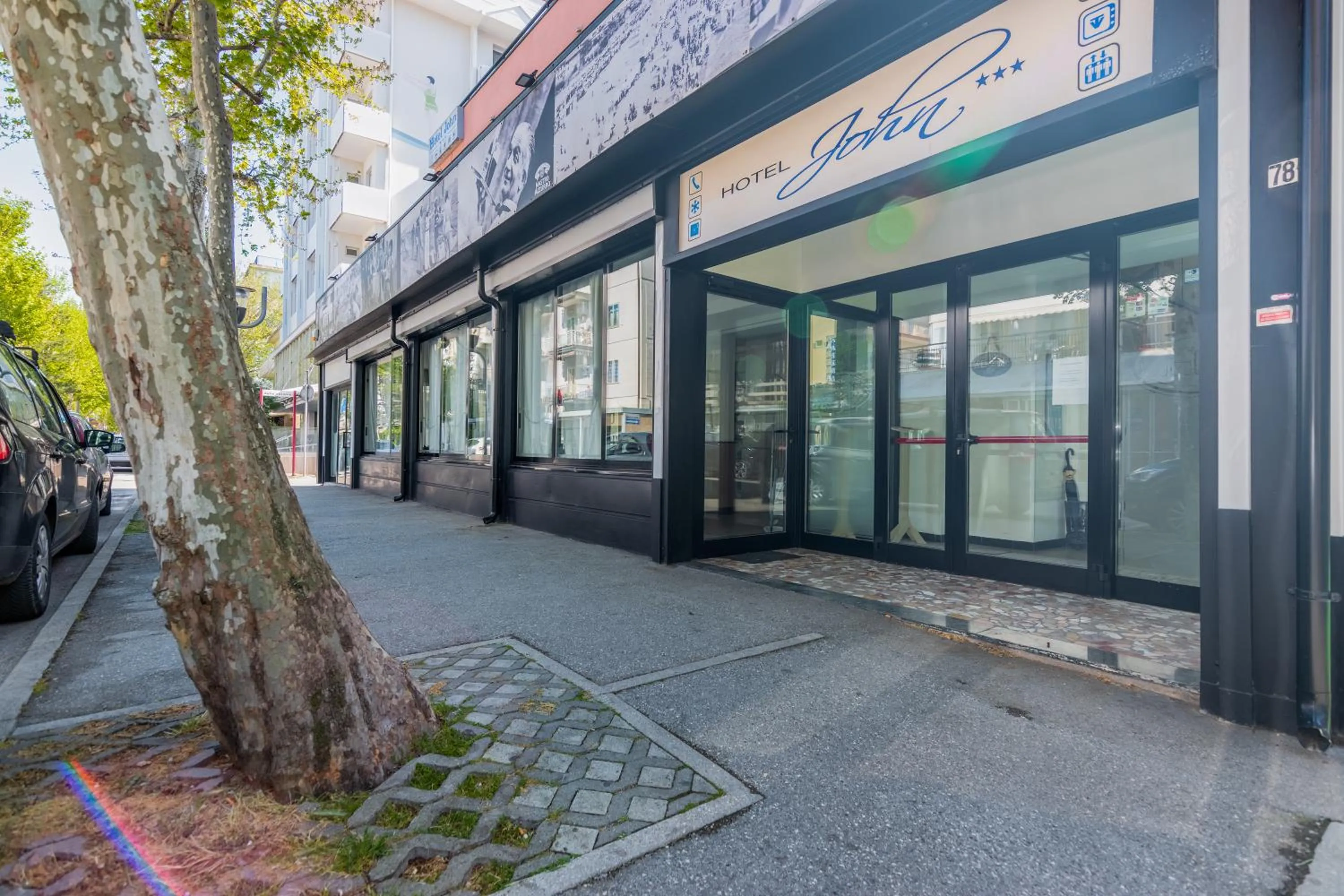 Facade/entrance in HOTEL JOHN