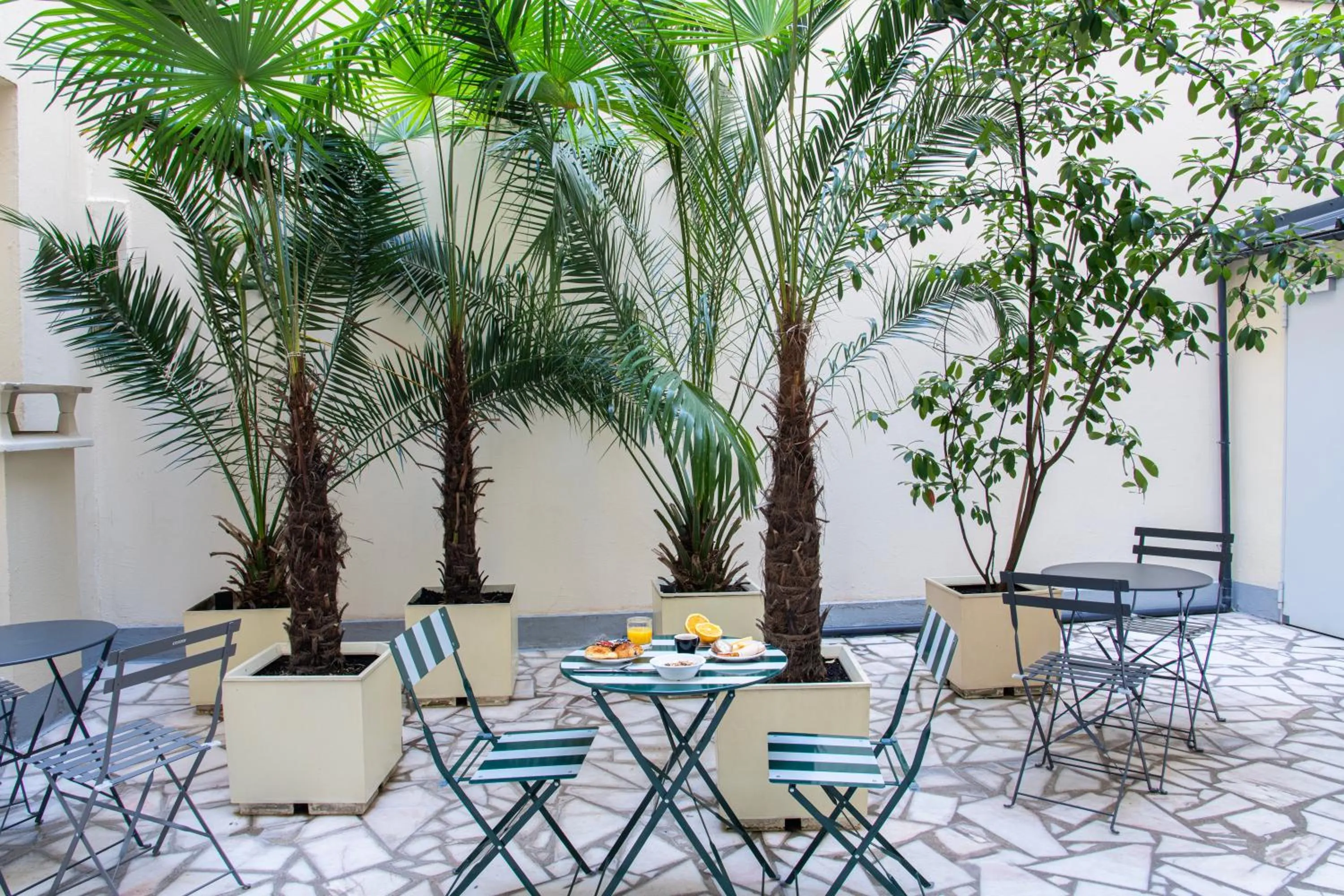 Patio in Est Hotel