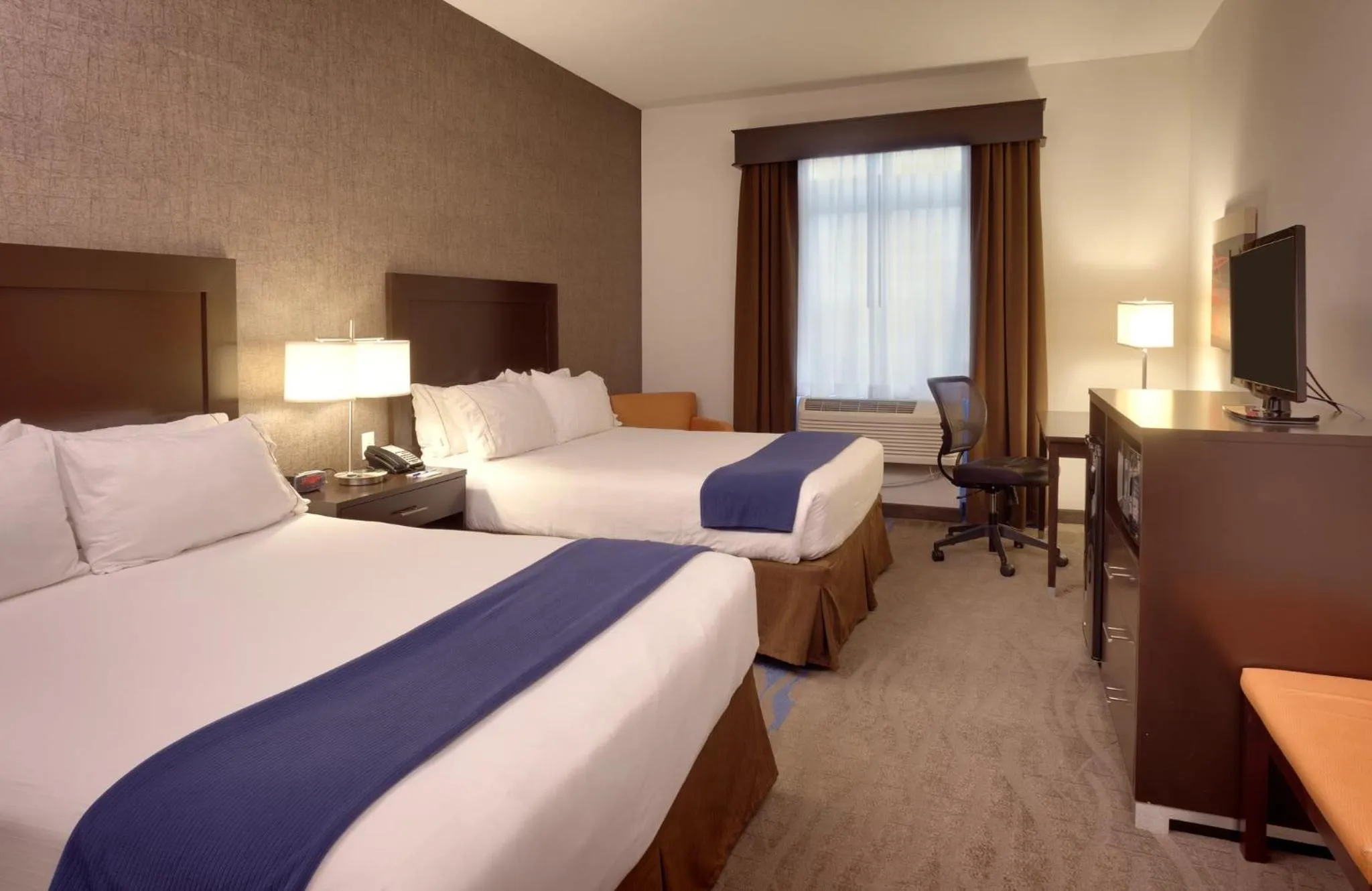 Photo of the whole room, Bed in Holiday Inn Express & Suites Overland Park by IHG
