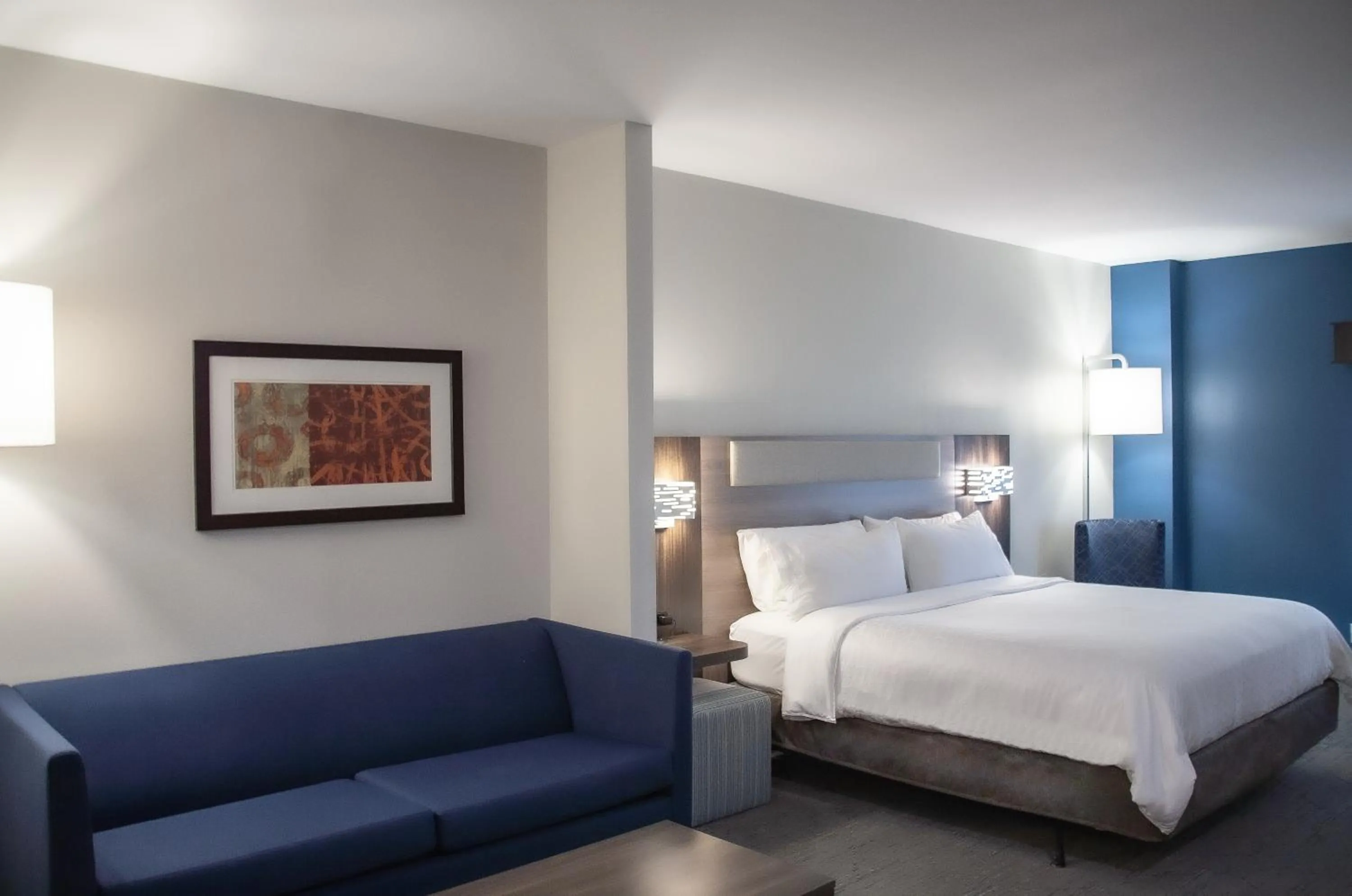 Bed in Holiday Inn Express & Suites Overland Park by IHG