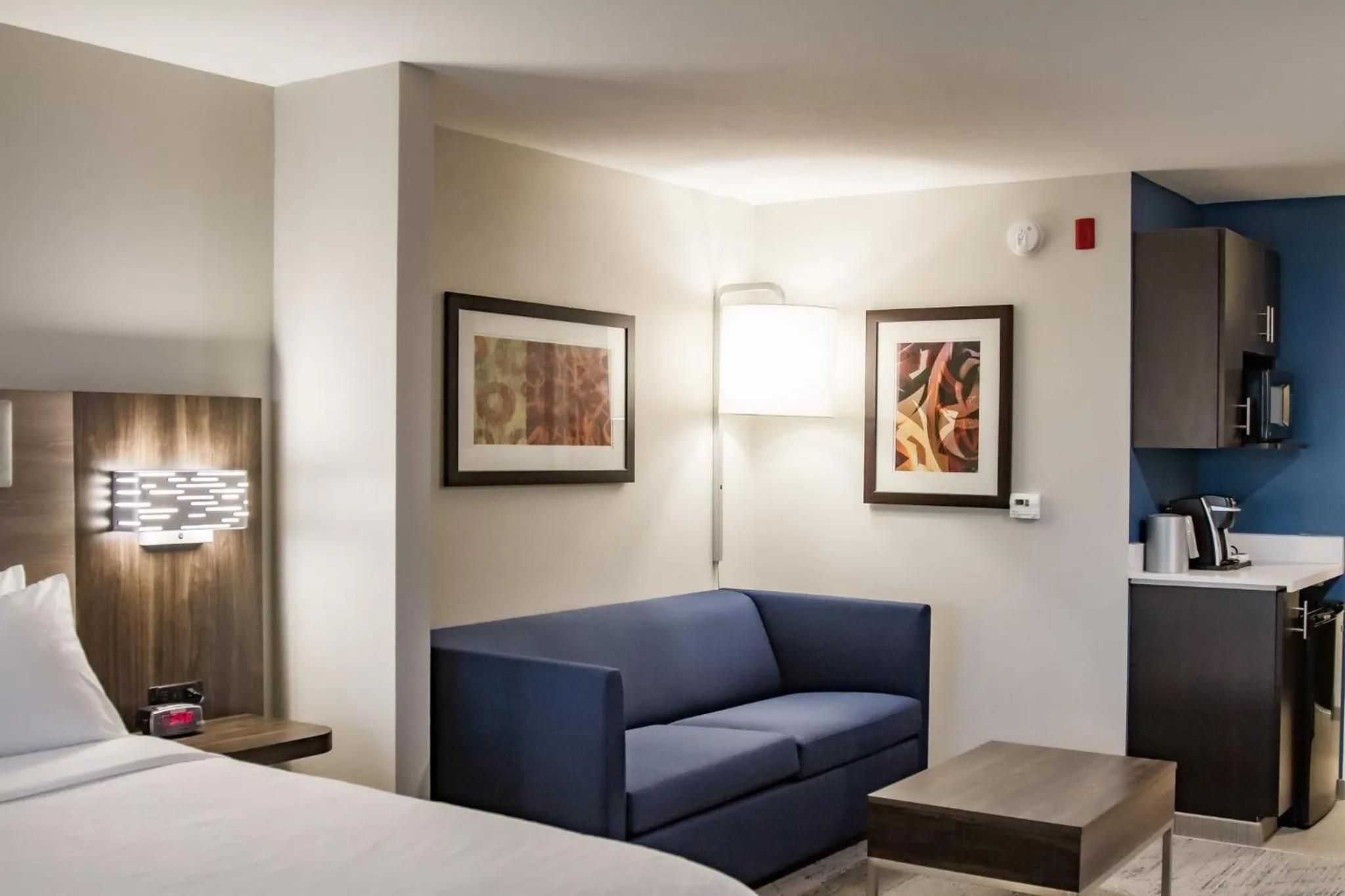 Photo of the whole room, Bed in Holiday Inn Express & Suites Overland Park by IHG