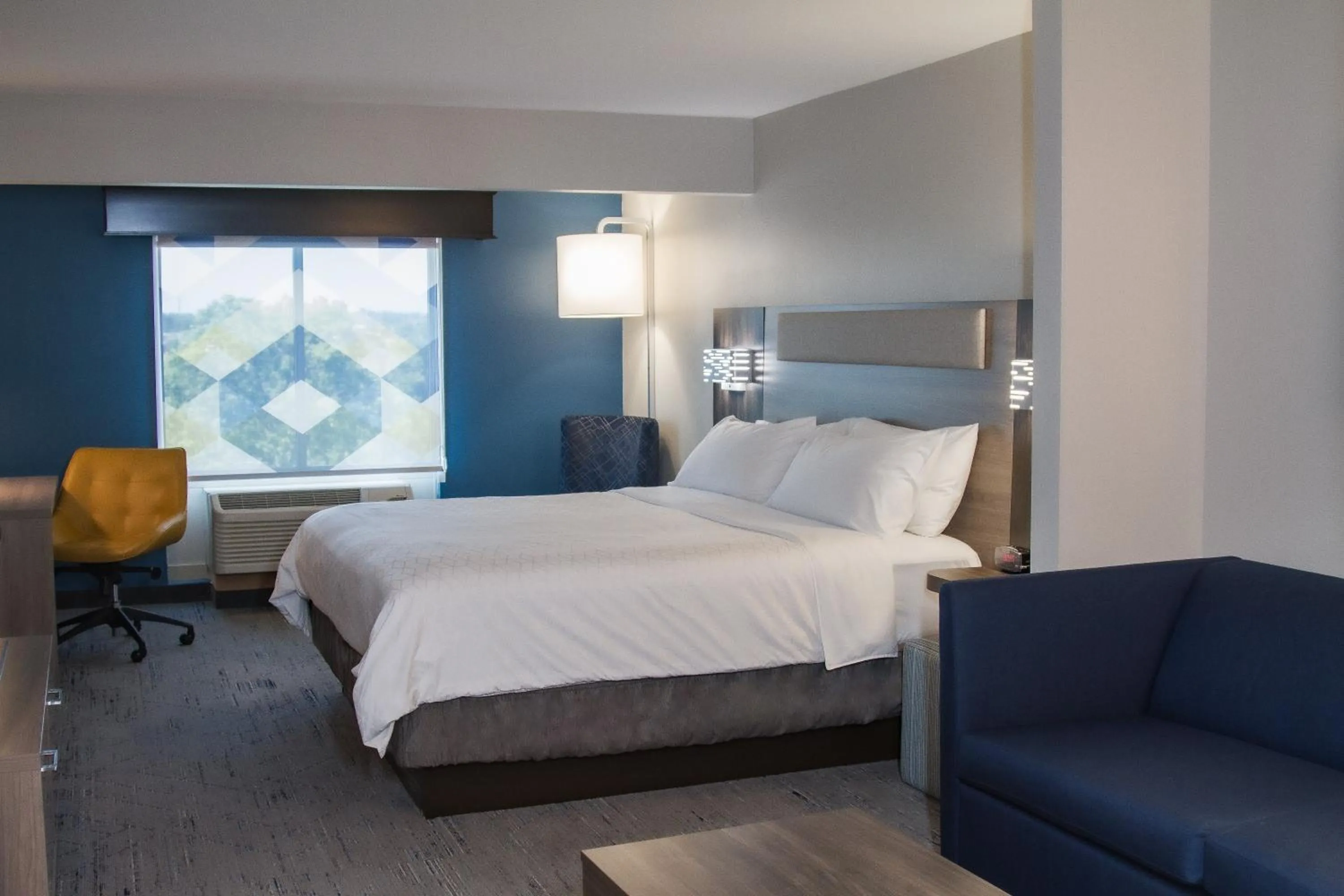 Bed in Holiday Inn Express & Suites Overland Park by IHG