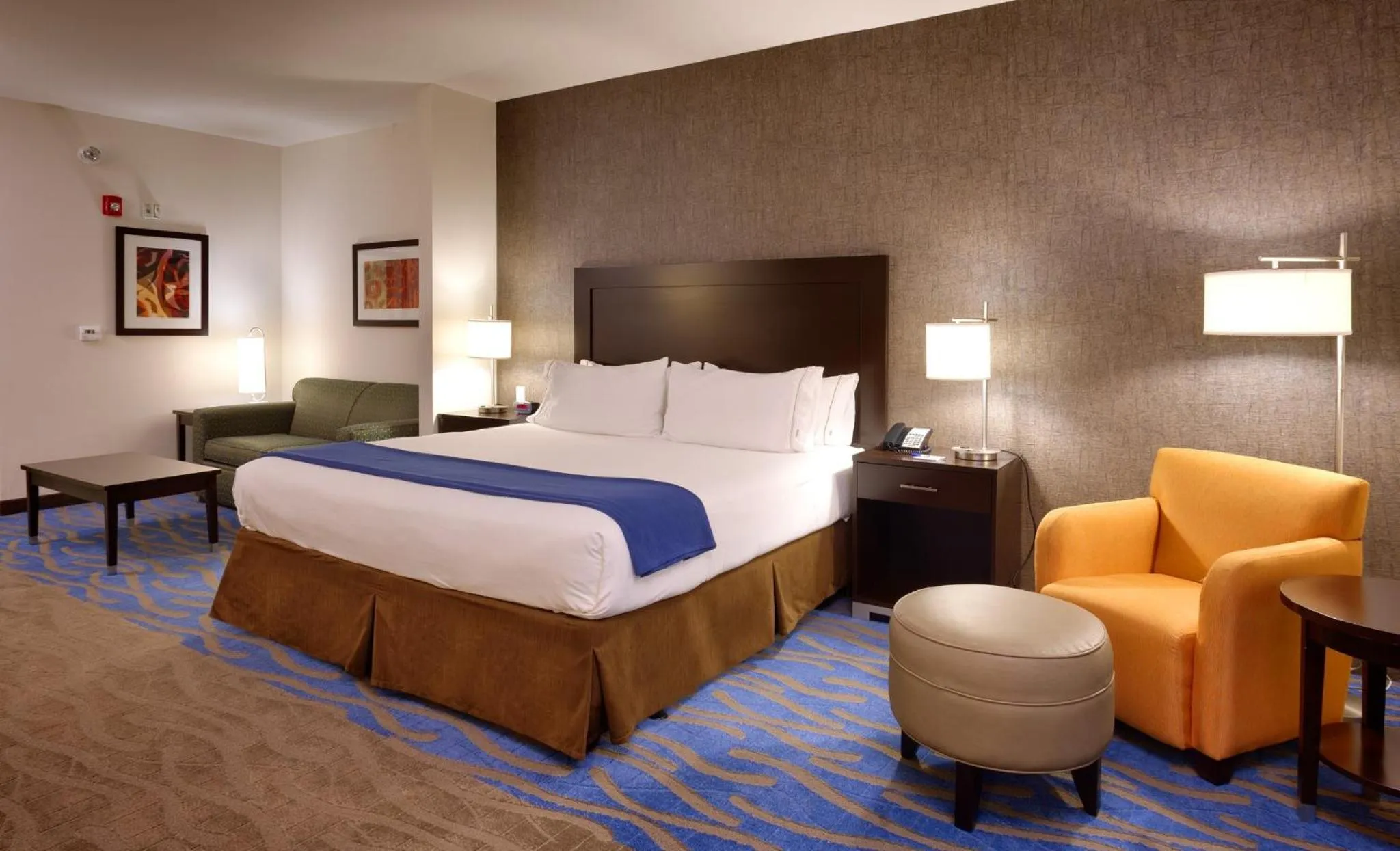 Photo of the whole room, Bed in Holiday Inn Express & Suites Overland Park by IHG