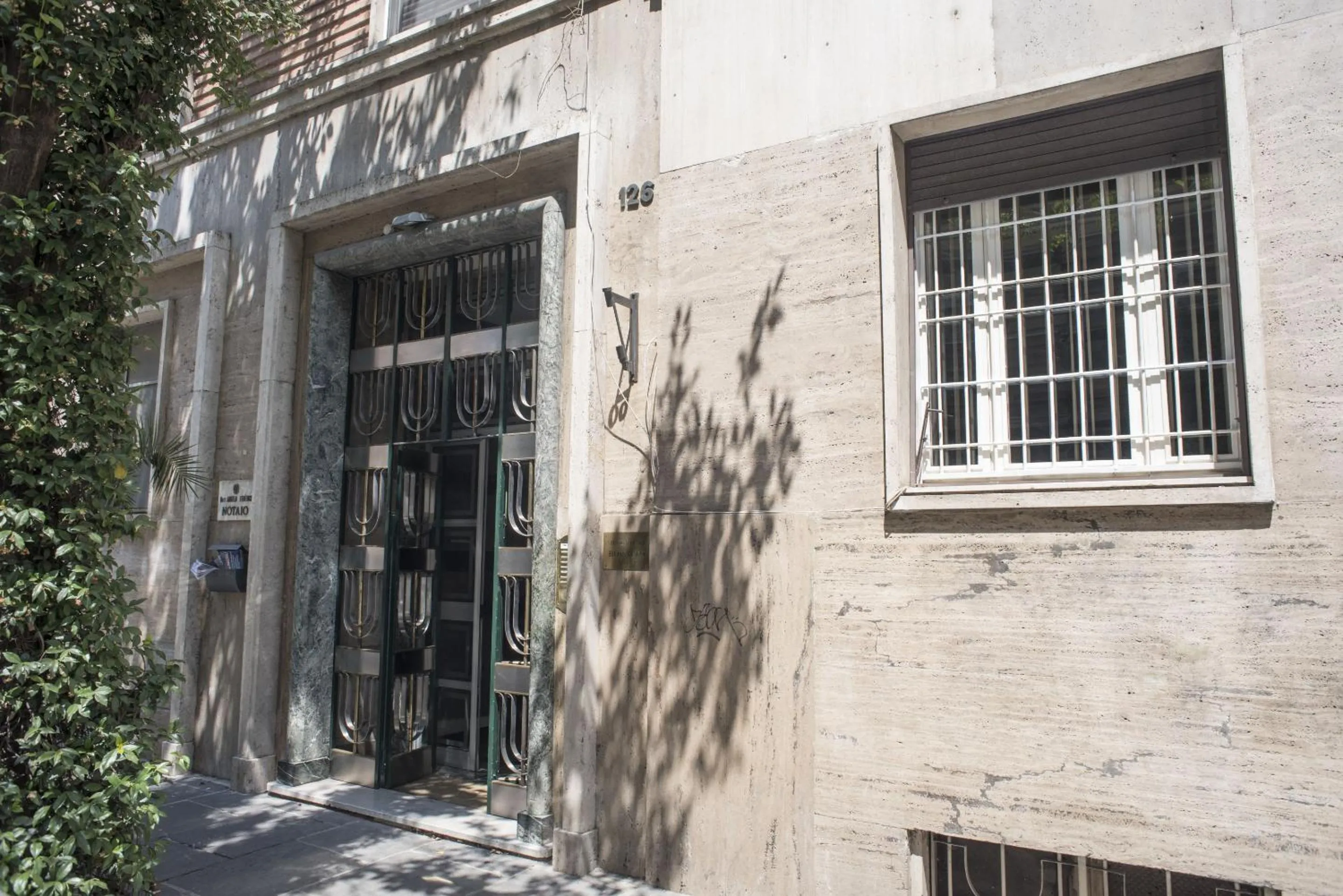 Facade/entrance in Winkler Suites