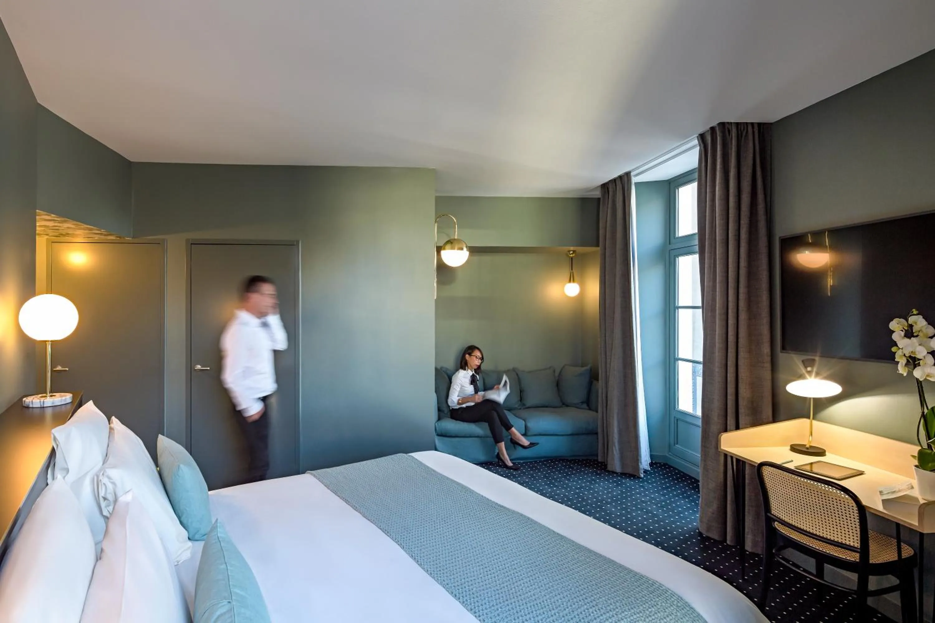 Photo of the whole room, Bed in Mercure Nantes Centre Passage Pommeraye