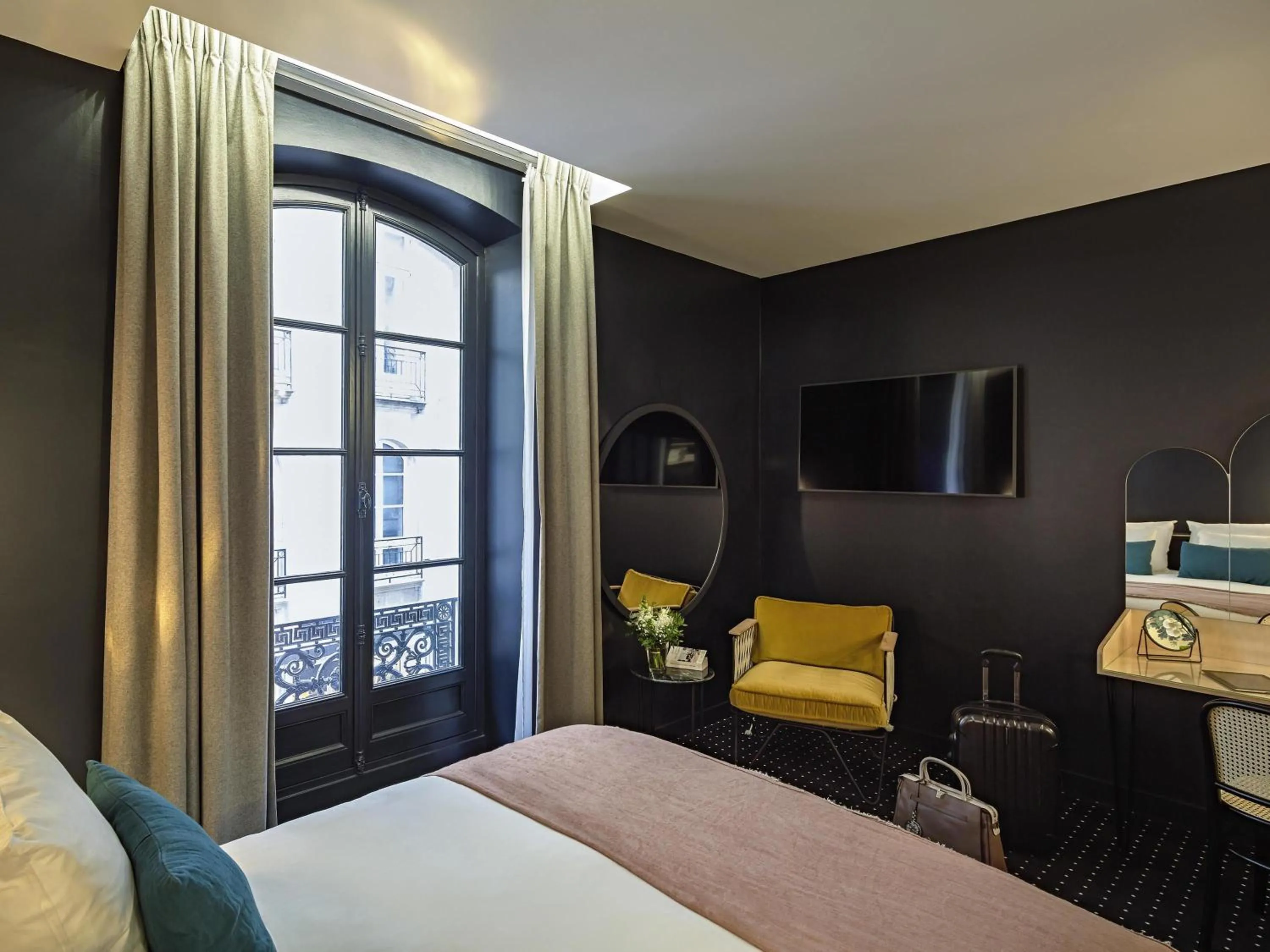 Bedroom, Bed in Mercure Nantes Centre Passage Pommeraye