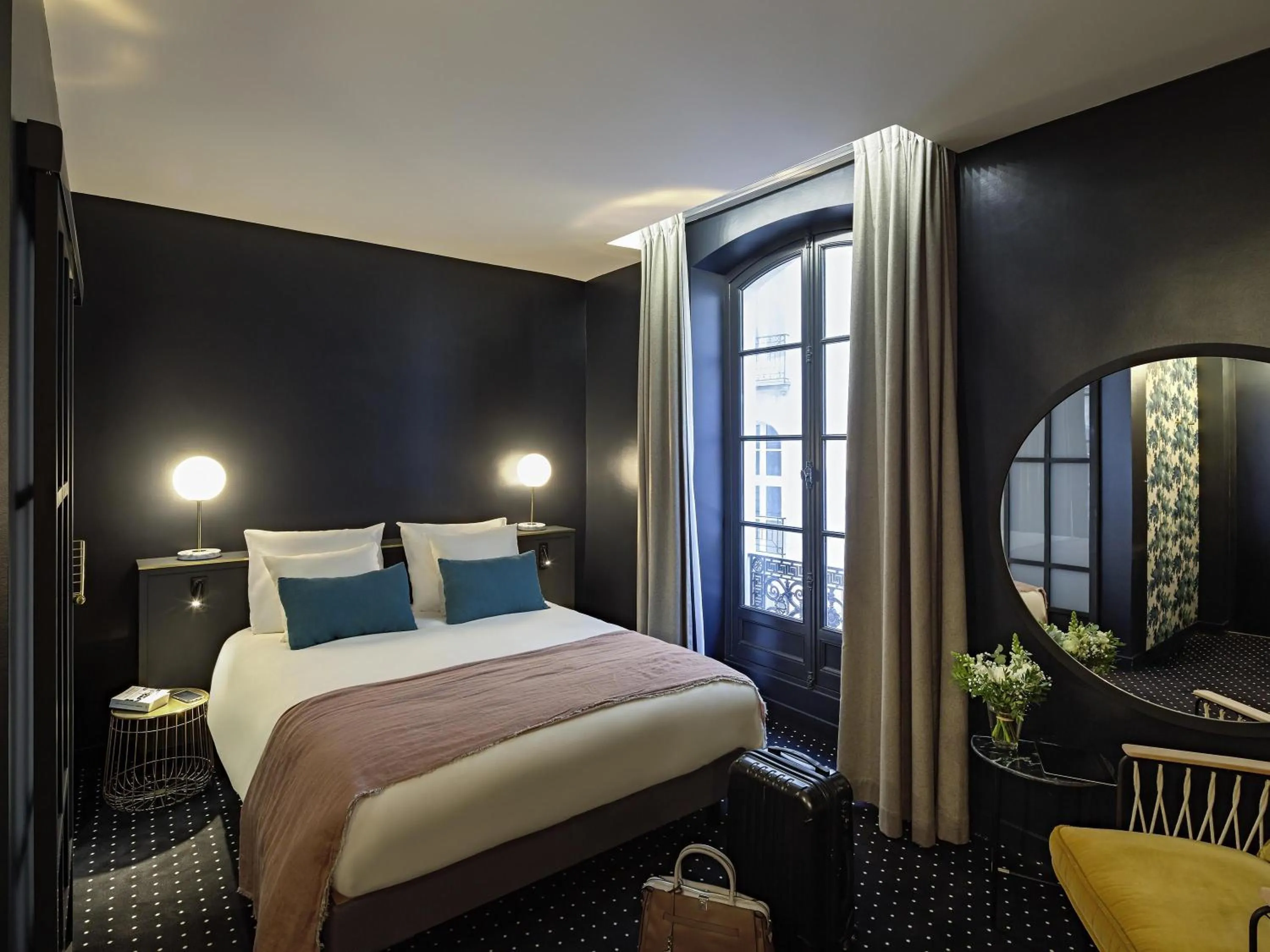 Bedroom, Bed in Mercure Nantes Centre Passage Pommeraye