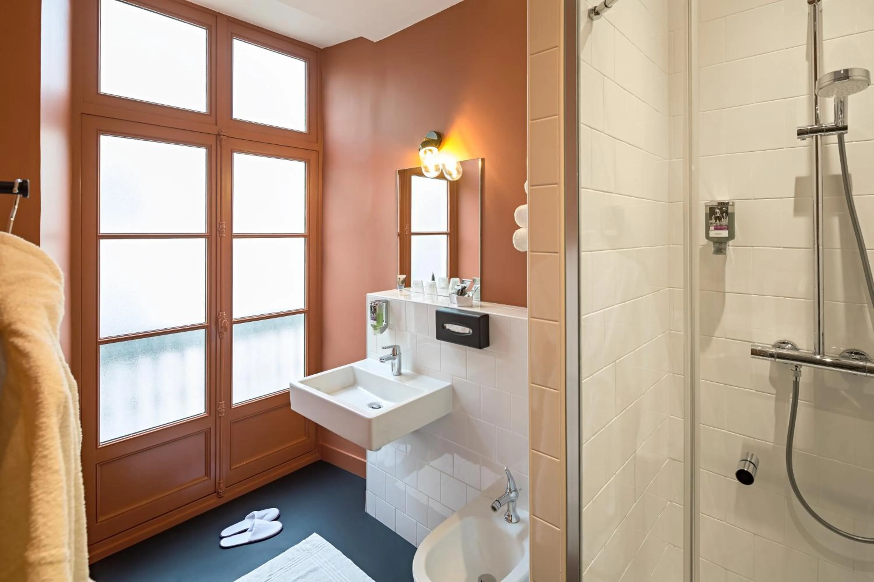 Bathroom in Mercure Nantes Centre Passage Pommeraye