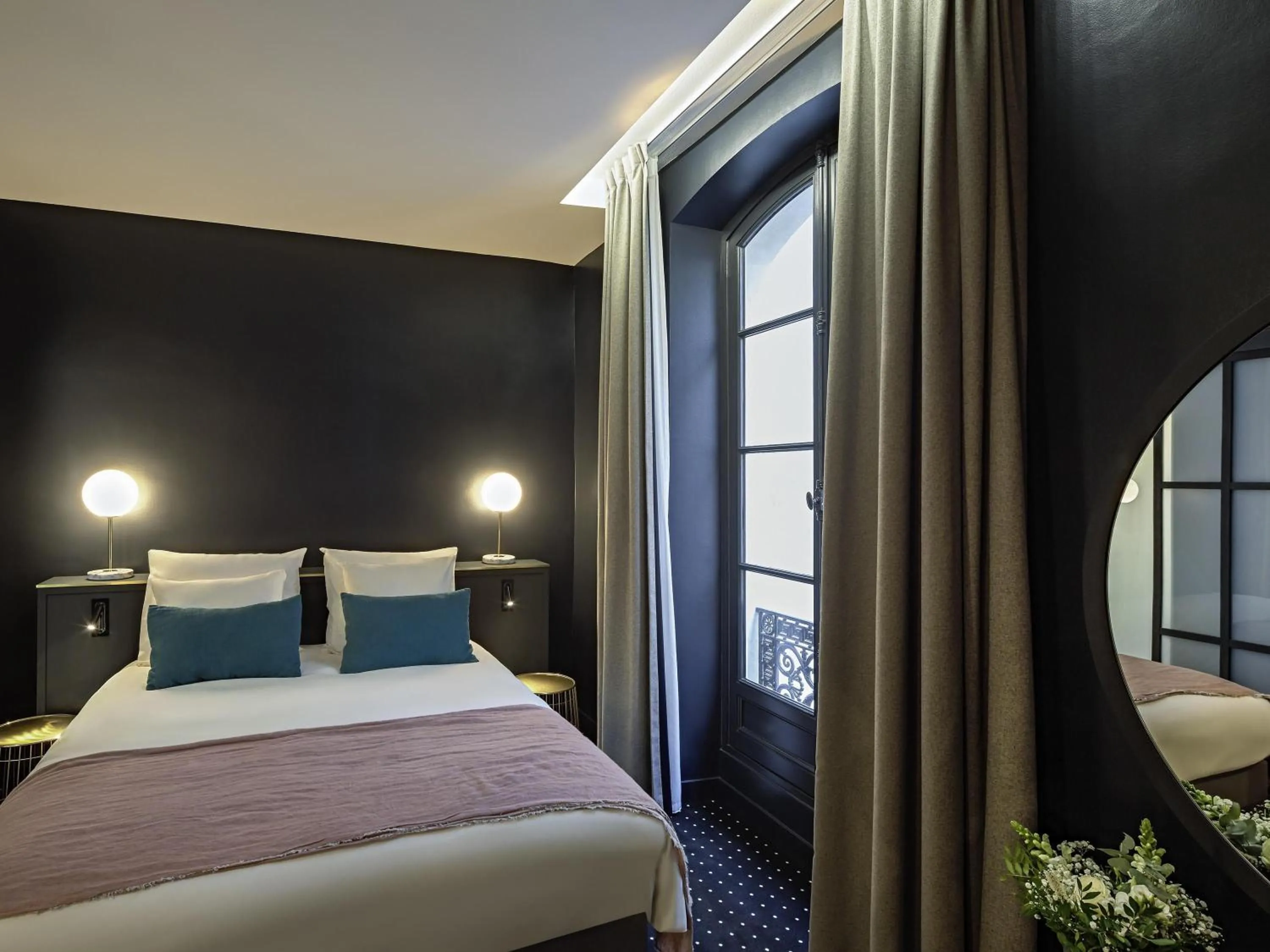 Bedroom, Bed in Mercure Nantes Centre Passage Pommeraye